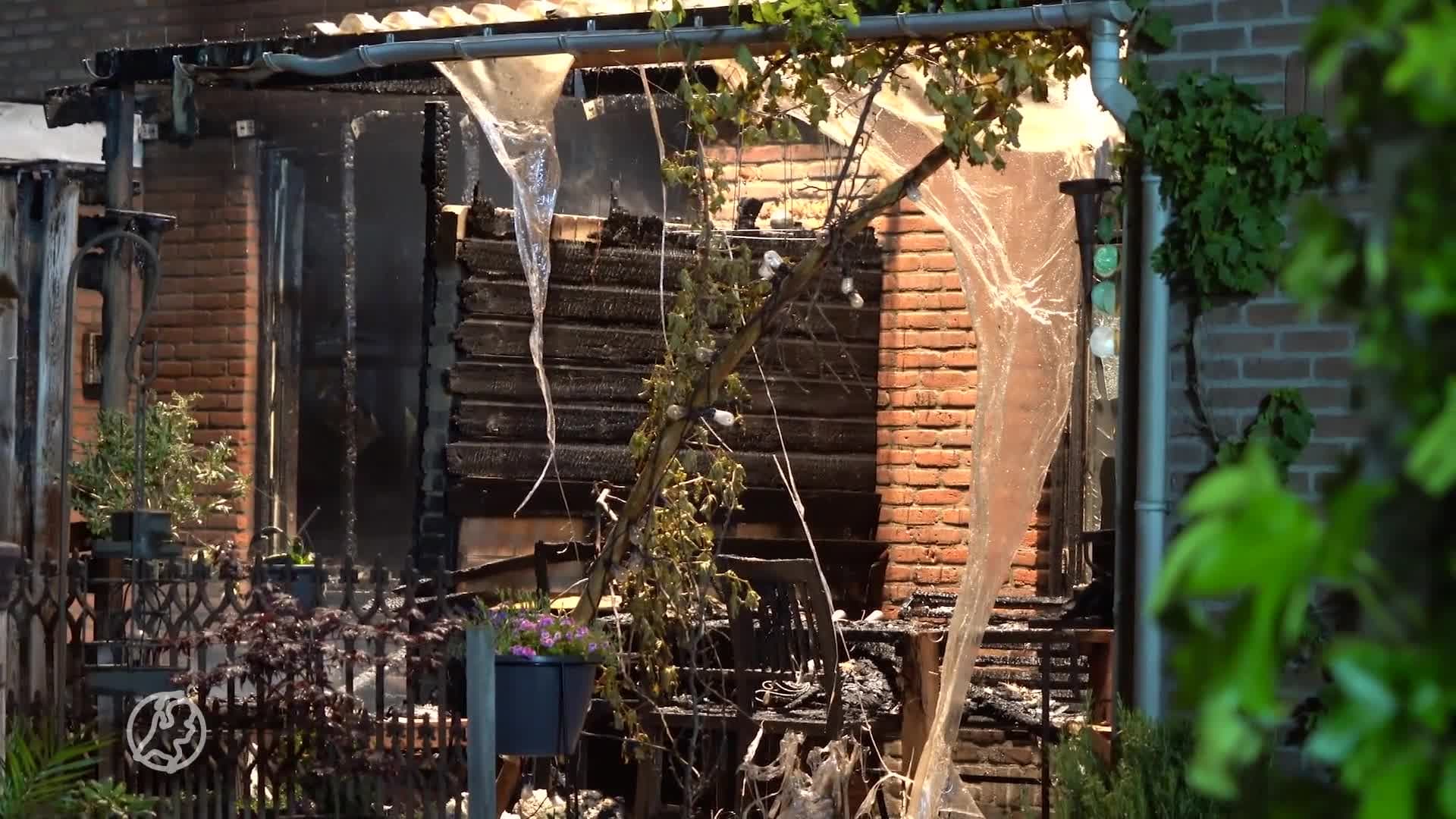 Buurvrouw raakt gewond bij woningbrand als ze slapende bewoners wil waarschuwen