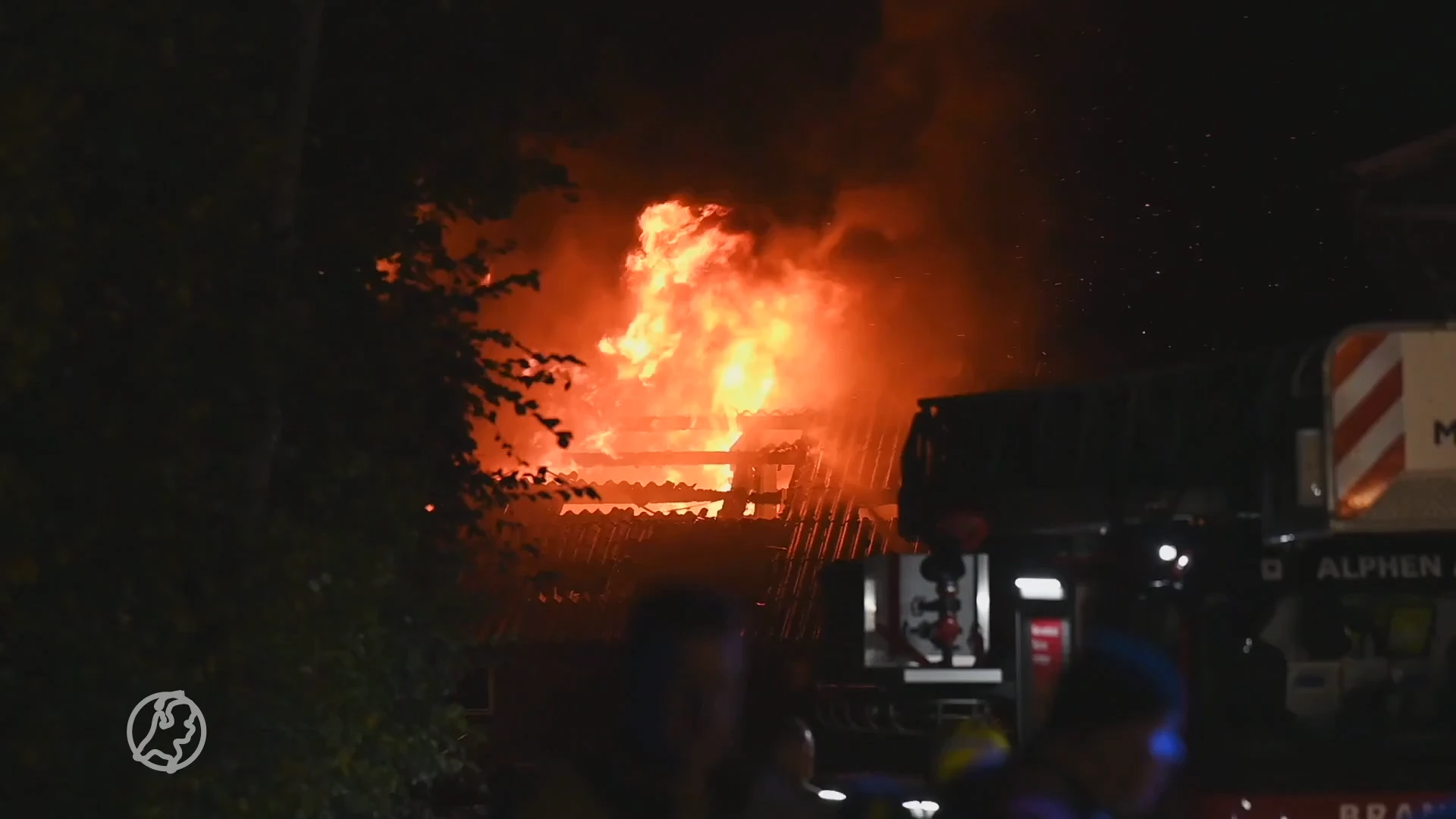 Uitslaande brand in koeienstal met honderd dieren in Alphen aan den Rijn