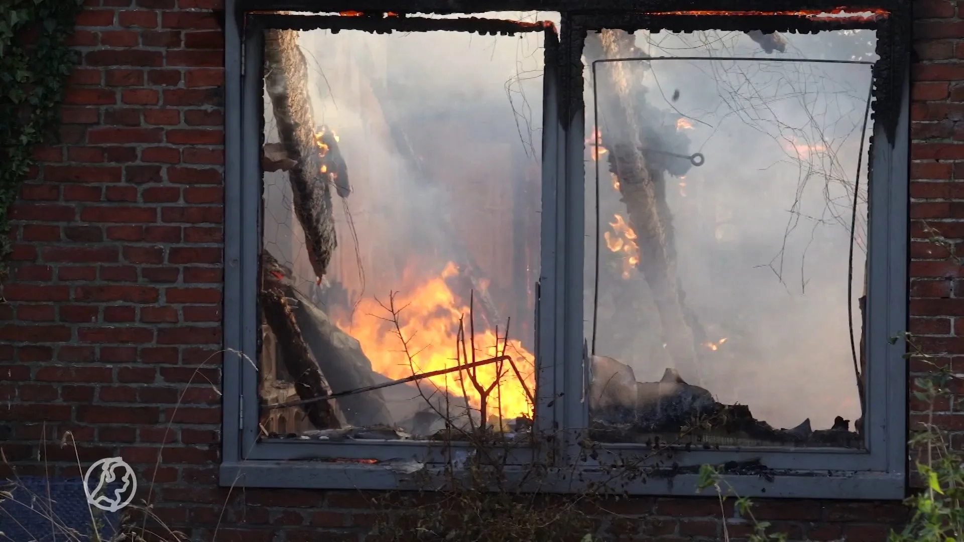 Felle woningbrand legt huis in Thesinge in de as