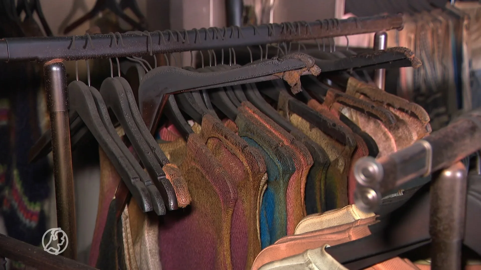 Wie stak de kledingwinkel van Mascha in brand?