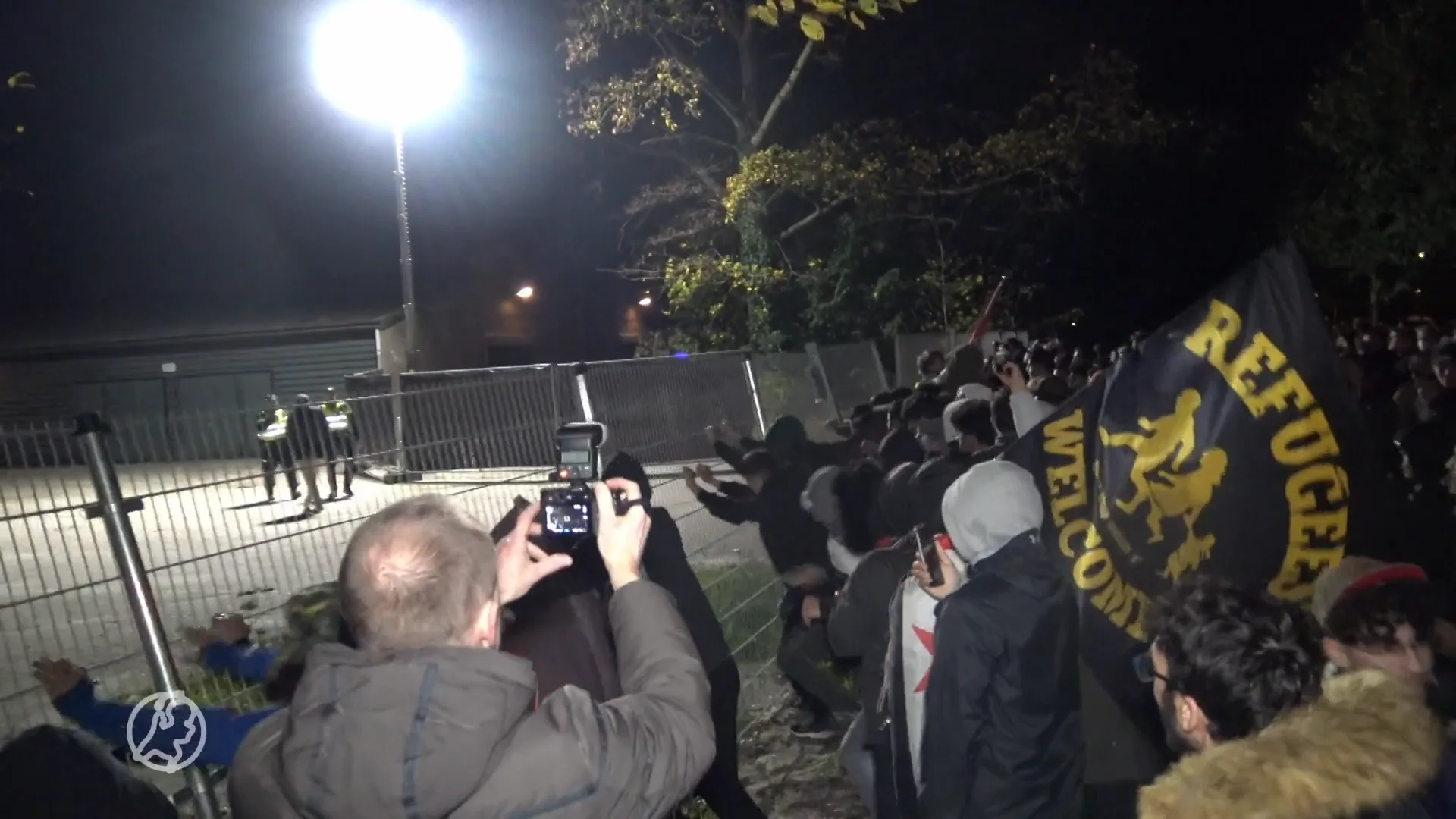 Anti-Pegidademonstranten breken door barrière en bekogelen gemeentemedewerkers