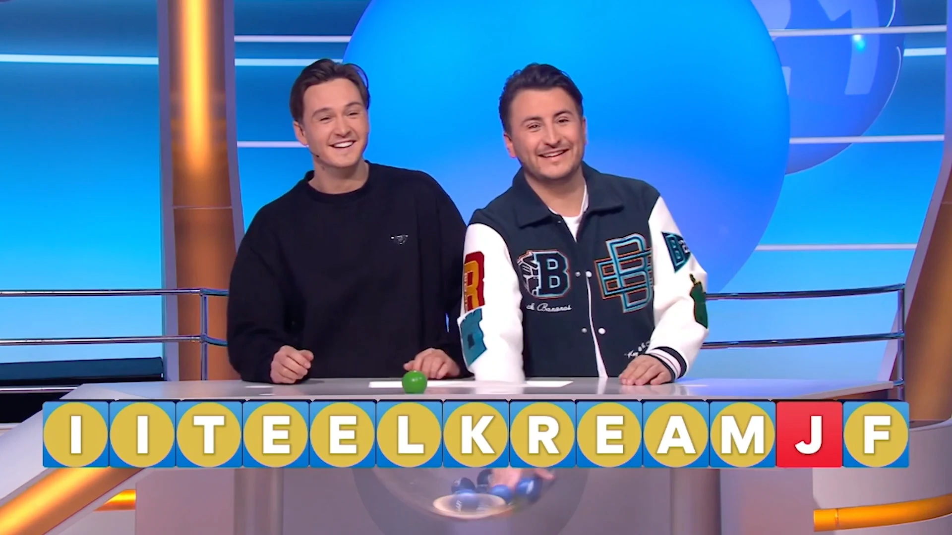 Danny is iets te fanatiek en zegt het puzzelwoord voor!