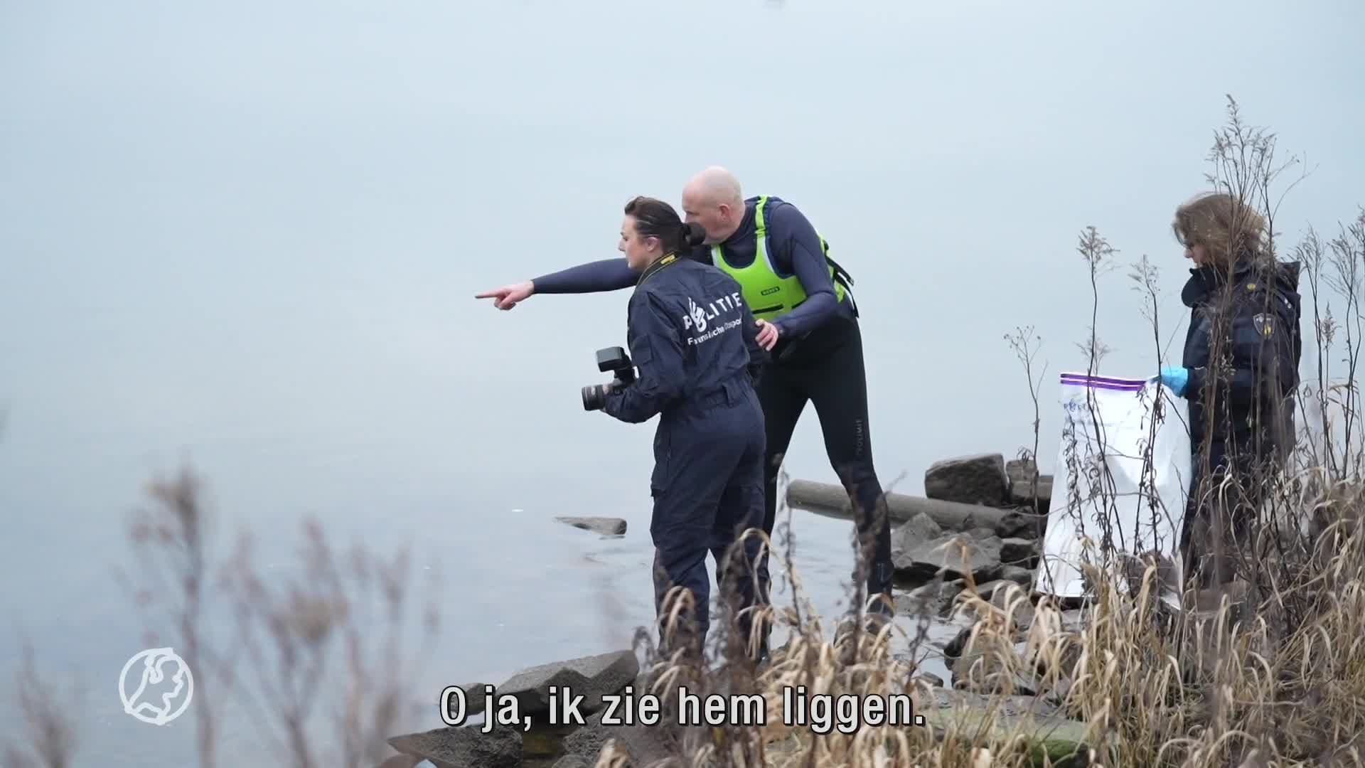 Lugubere vondst in Zuidland: tas vol schedels drijft in water