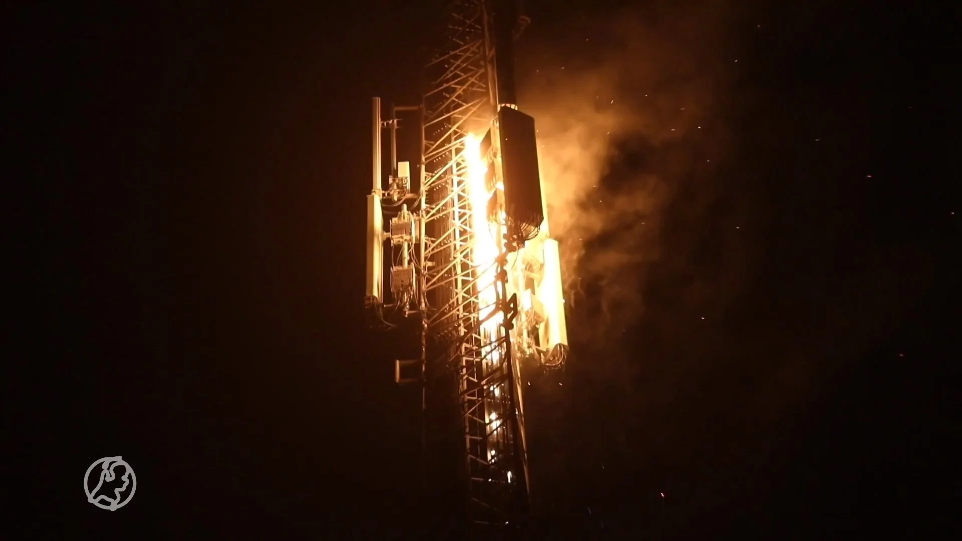 Twee zendmasten langs A50 bij Apeldoorn in brand gestoken