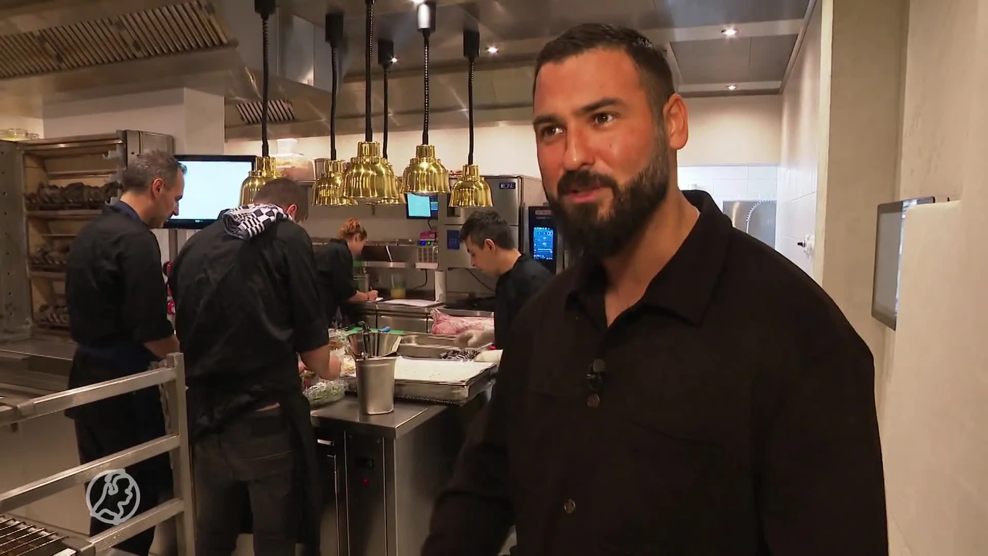 Sotiris viert opening van zijn Griekse restaurant, maar vreest snelle sluiting