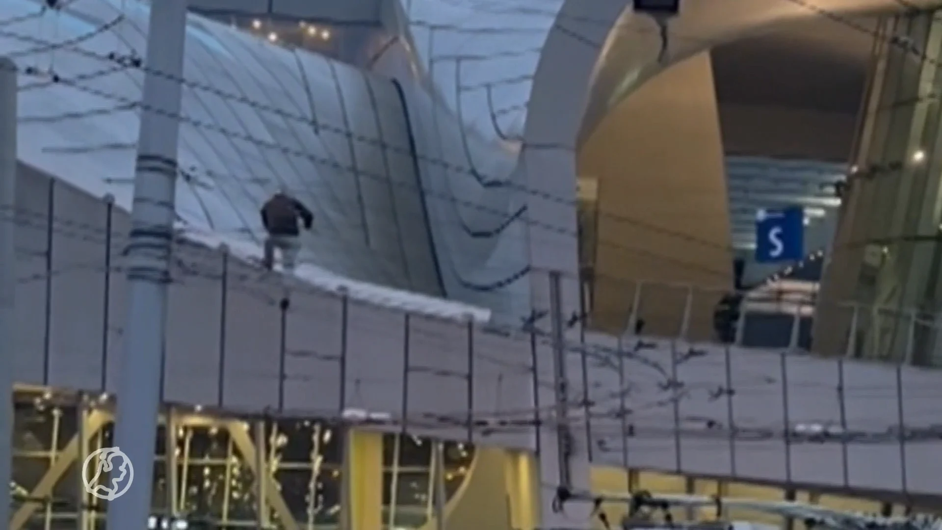 Chaos op Arnhem Centraal: man klimt in mastleiding blijft urenlang op kabels staan