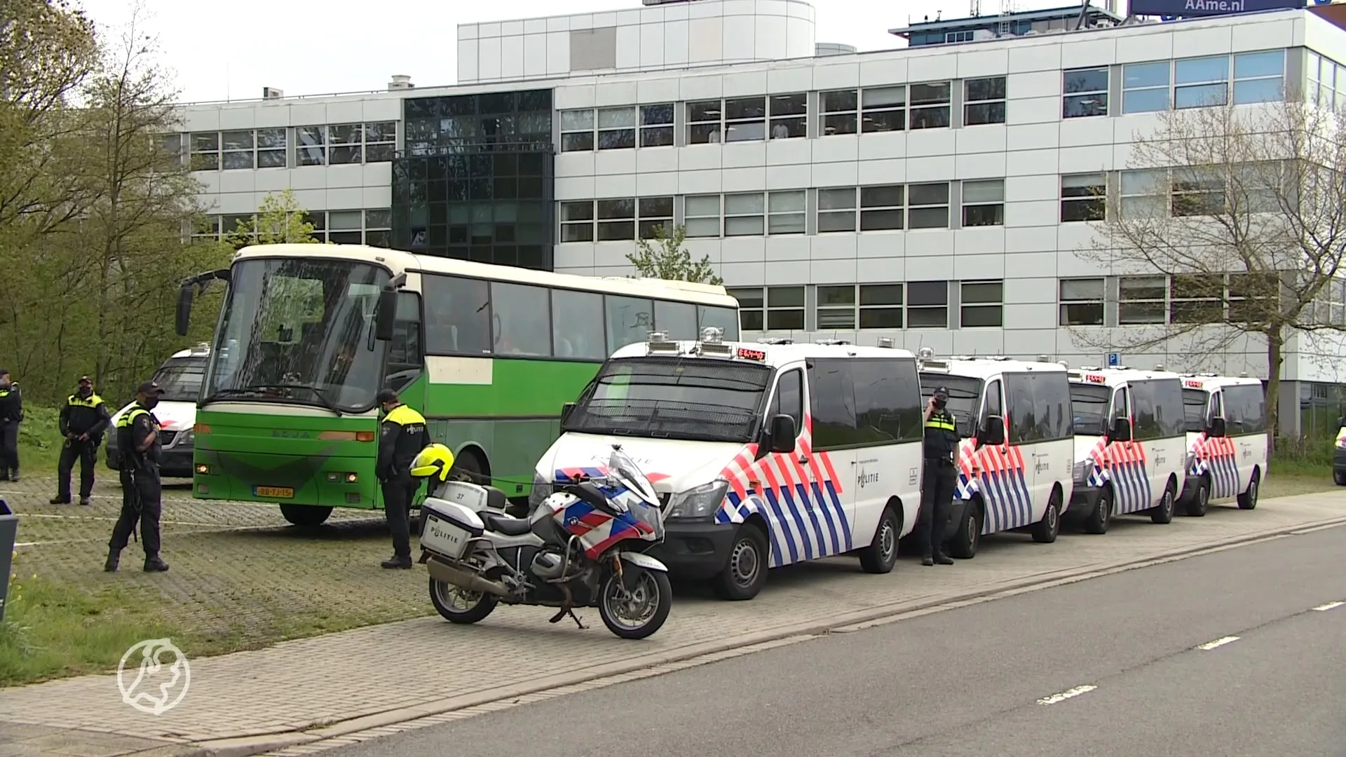 Busje met 20 Extinction Rebellion-actievoerders bij Delft van...