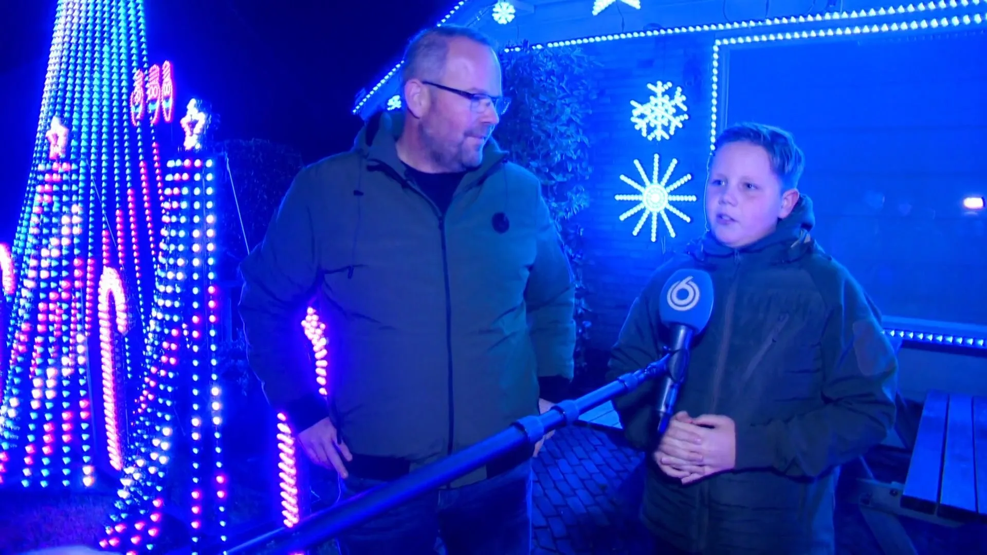 Vader en zoon maken grote kerstshow met lichtjes