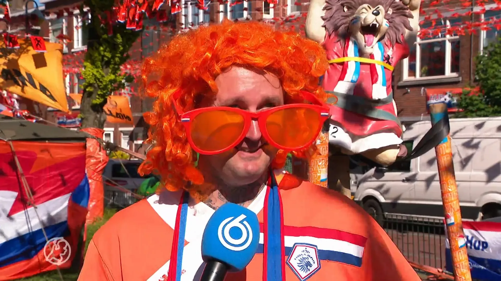 Haagse Damasstraat versierd met 22 kilometer aan vlaggetjes v...