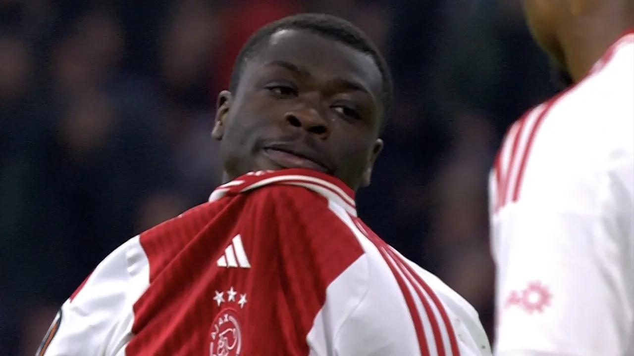 KANS: Brobbey schiet via binnenkant van de paal net niet binnen