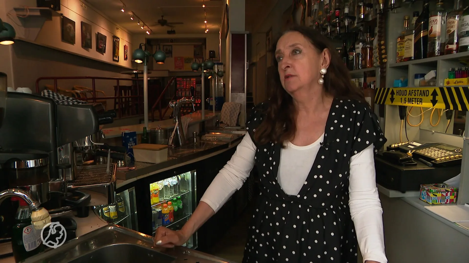 Café-uitbater Marga heeft maling aan coronapas en laat iedereen binnen