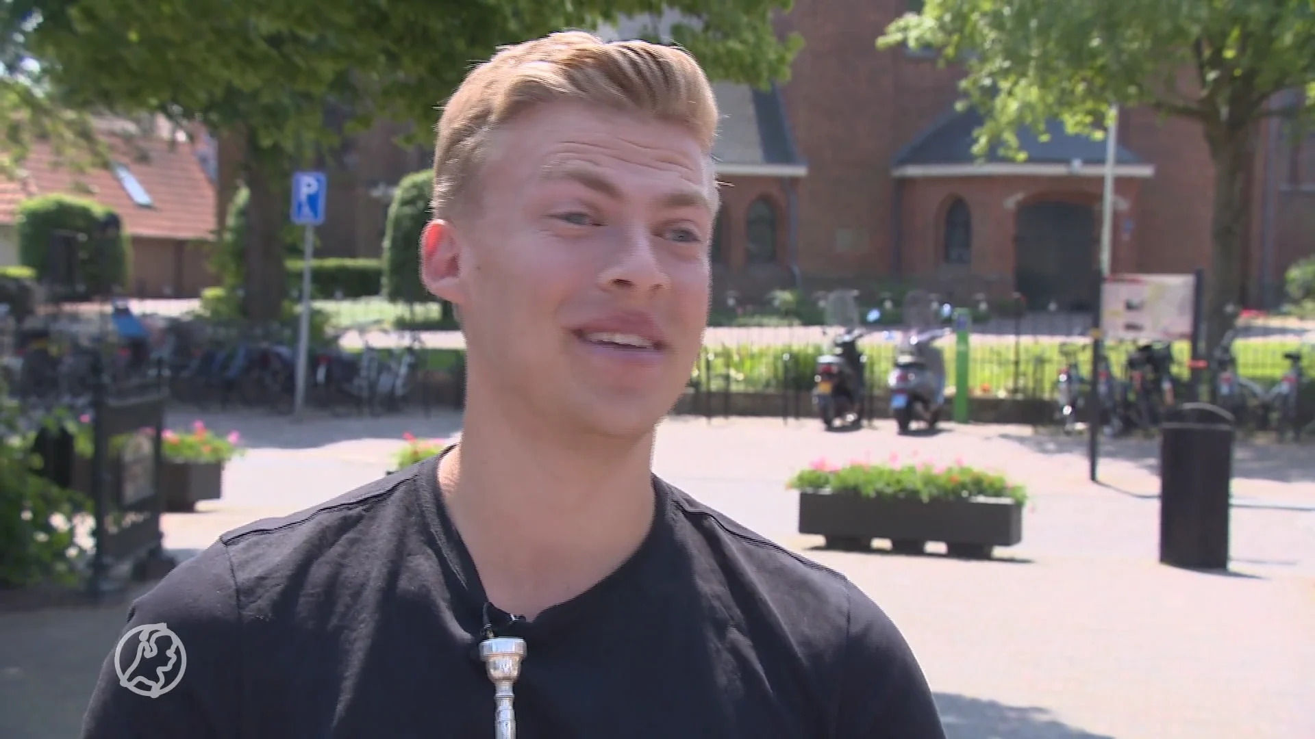 Jeffrey (21) doet de gekste dingen met zijn trompet en trekt daarmee miljoenen kijkers