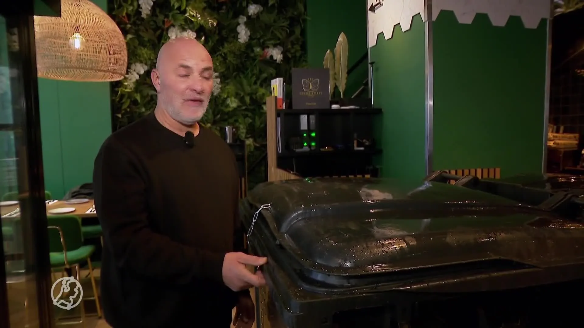 Restauranteigenaar Pascali bedolven onder boetes doordat anderen vuilnis in zijn bak doen