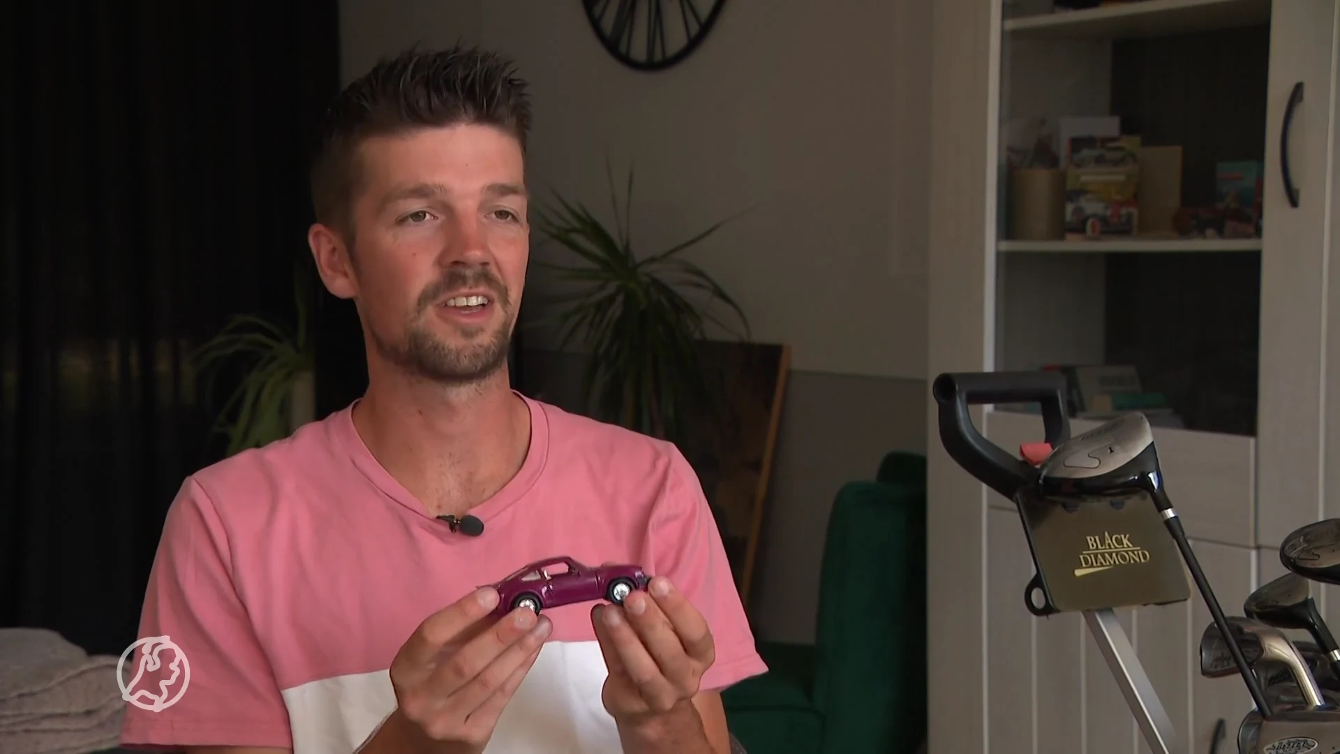 Mike wil door te ruilen van een Pokémonkaart naar een Porsche