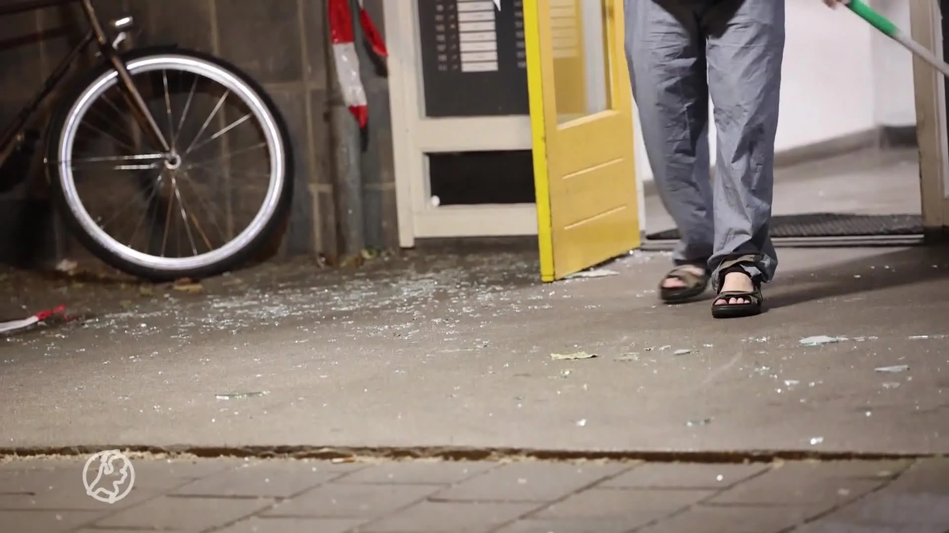 Flinke explosie bij flatgebouw in Amsterdam: ramen gesprongen en schade in portiek