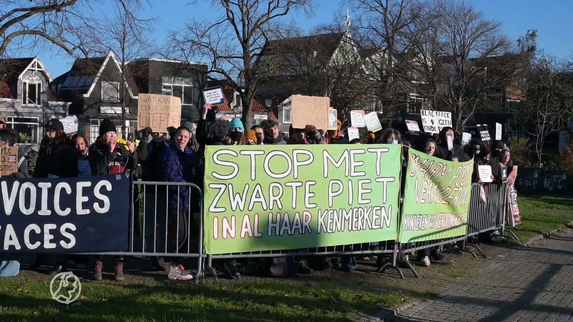 Demonstranten bekogeld met eieren bij intocht in Zaandam, twee mannen aangehouden