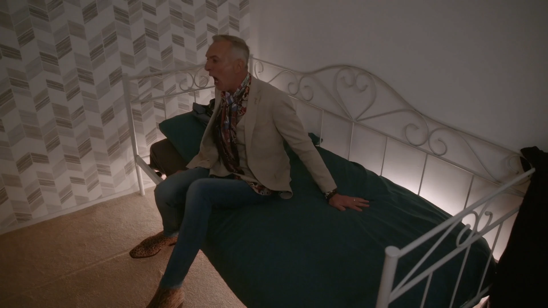 Martien zakt door het bed