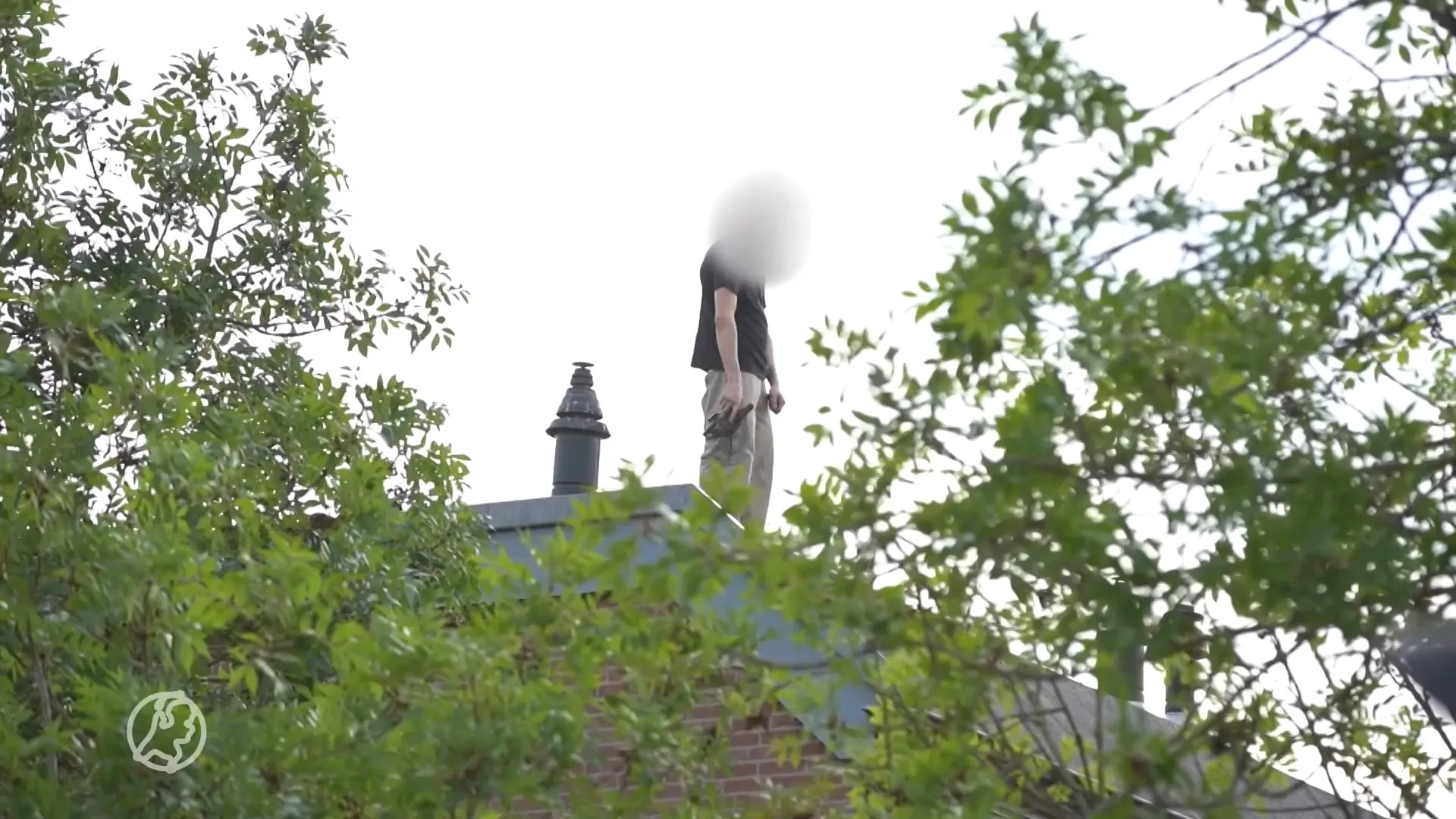 Gewapende man onder schot gehouden op dak in Huissen, twee gewonden