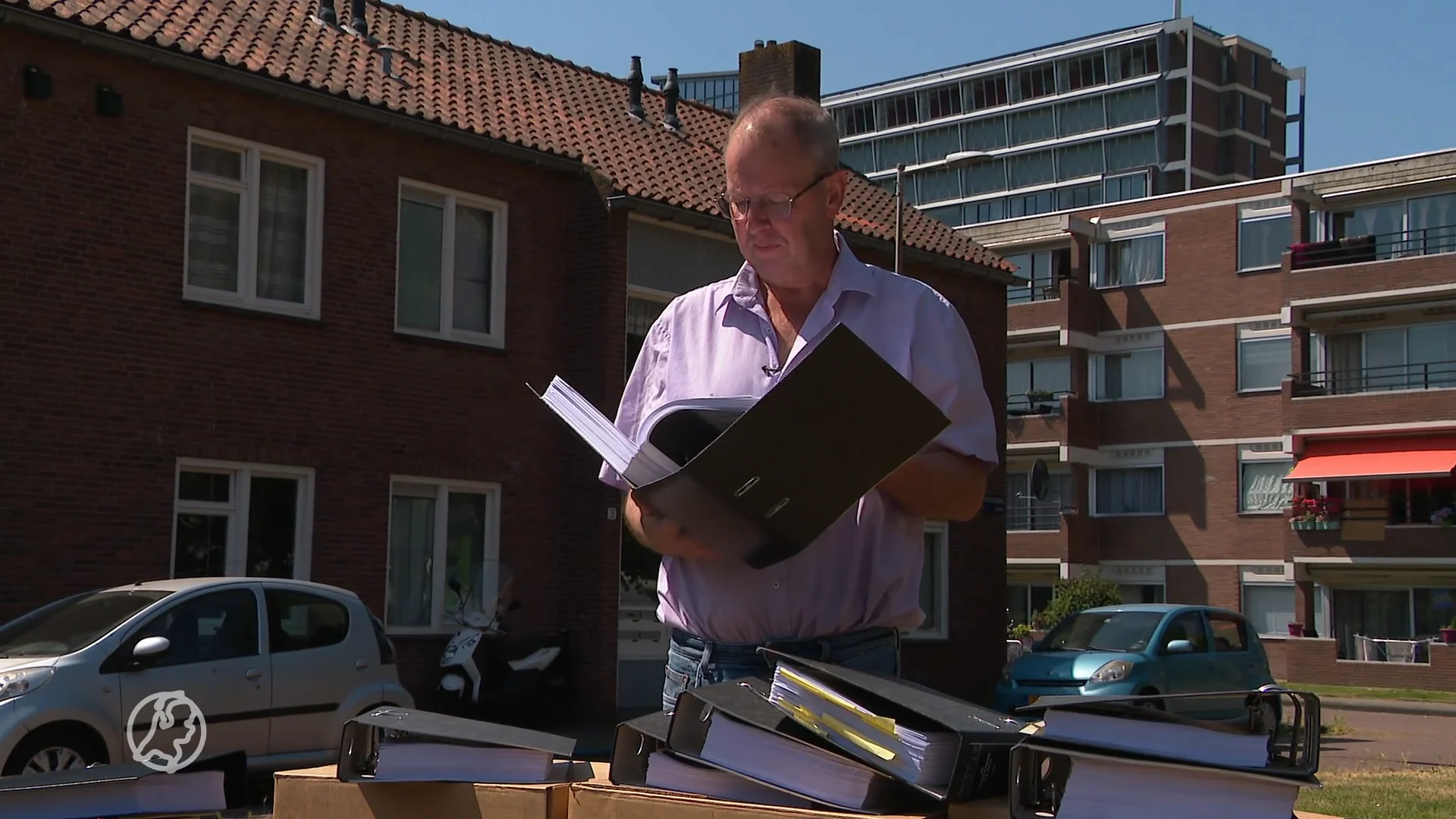 Marcel vindt acht dozen vol strafdossiers over grote drugscrimineel bij het grofvuil