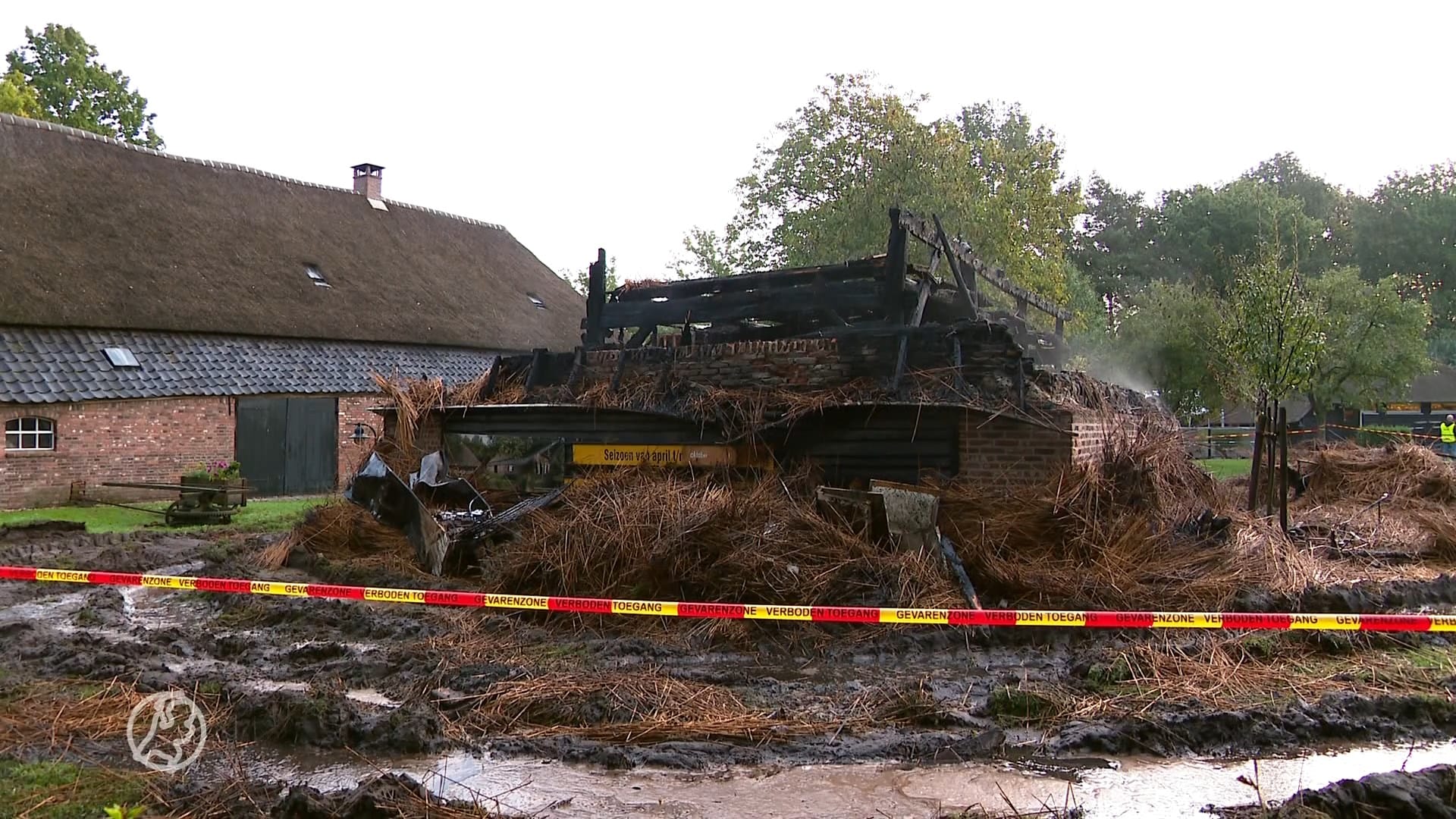 Brand verwoest monumentaal ontvangstgebouw museumboerderij