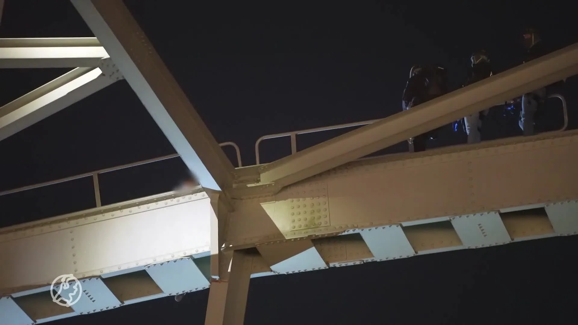 Man valt van spoorbrug tijdens politieactie in Utrecht