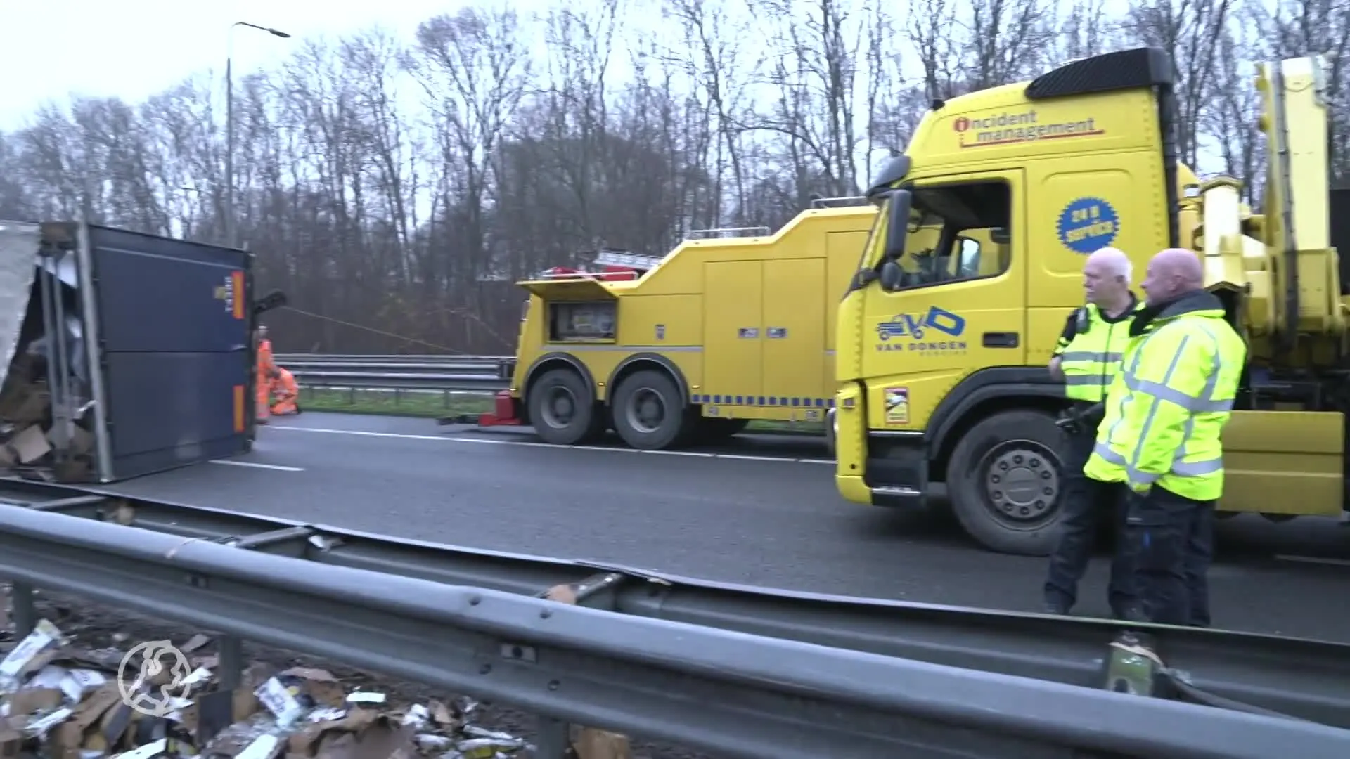 Vrachtwagen vol bierflesjes gekanteld