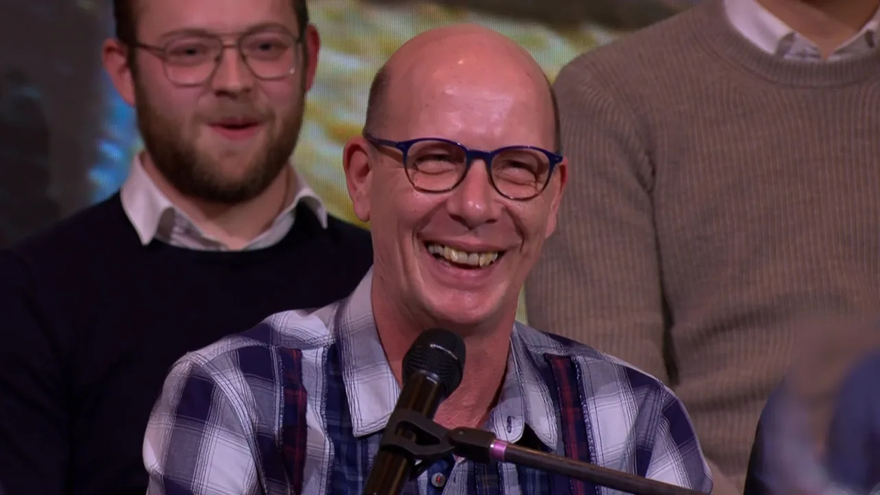 Vriend van de show Co Stompé duikt op in publiek Vandaag Inside