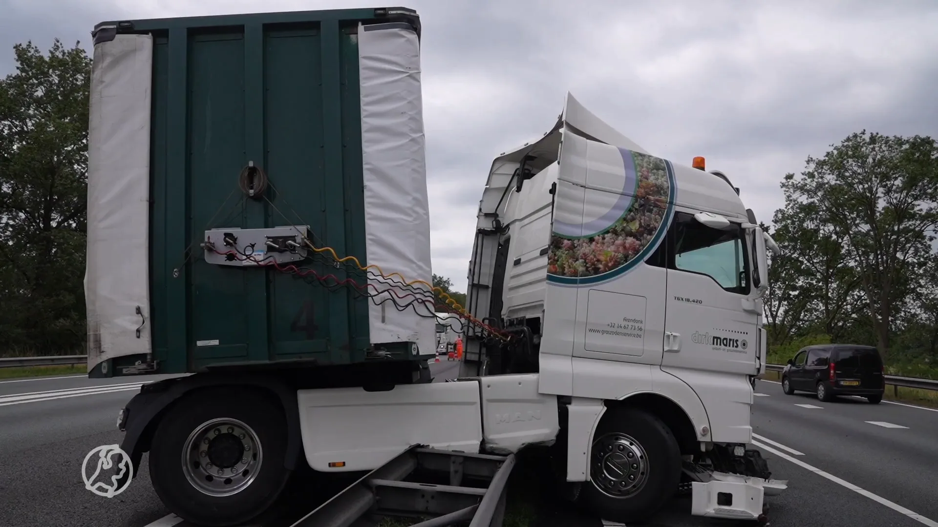 Vrachtwagen rijdt dwars over vangrail, herstel A67 duurt tot middernacht