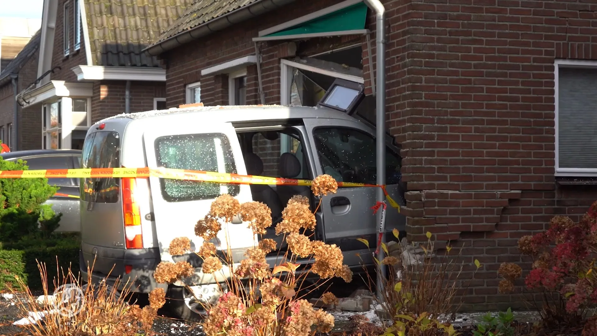 Auto rijdt huis binnen in Nieuwleusen, bestuurder gewond