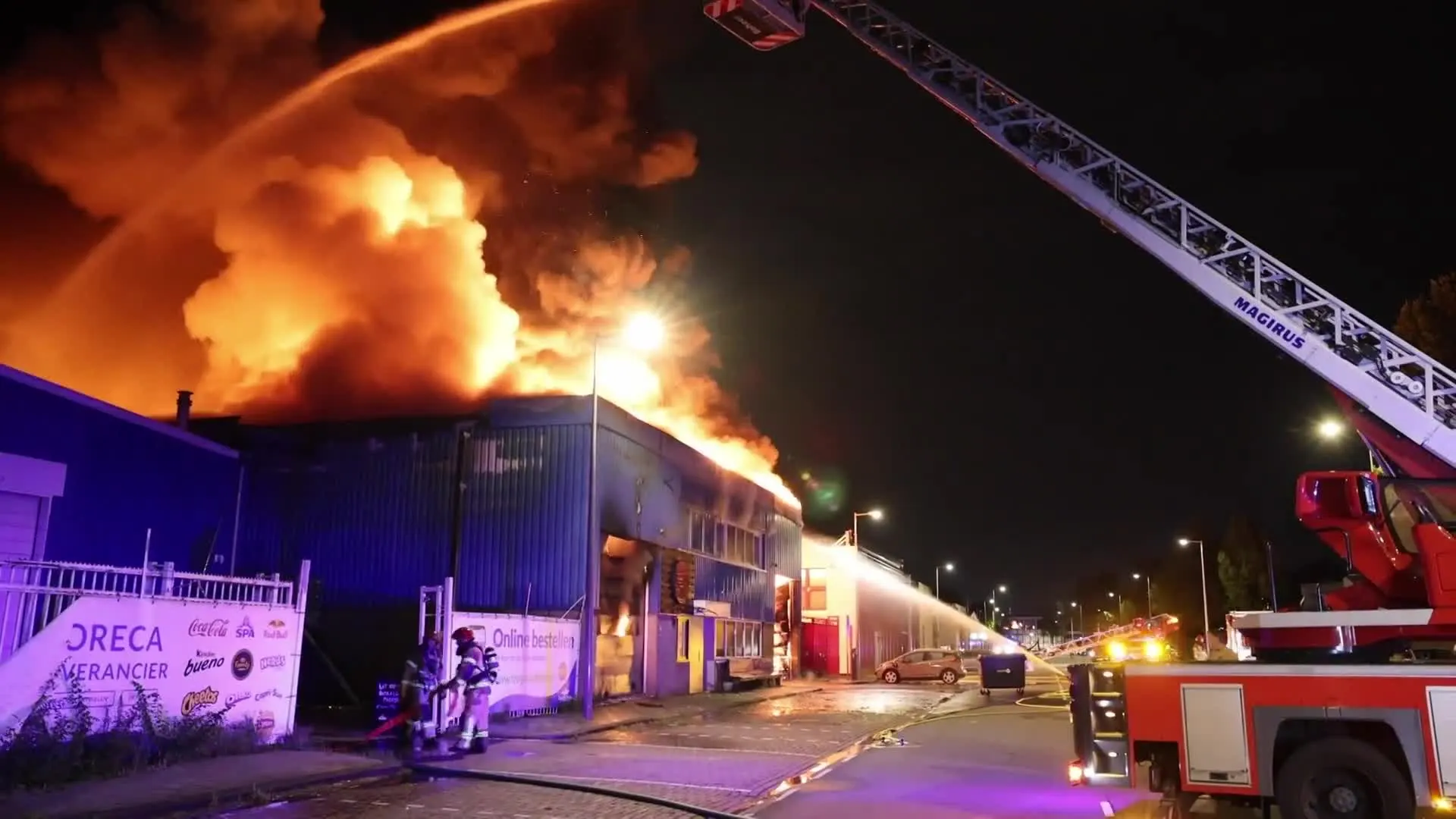Grote loods vol foodtrucks en gasflessen compleet uitgebrand in Amsterdam