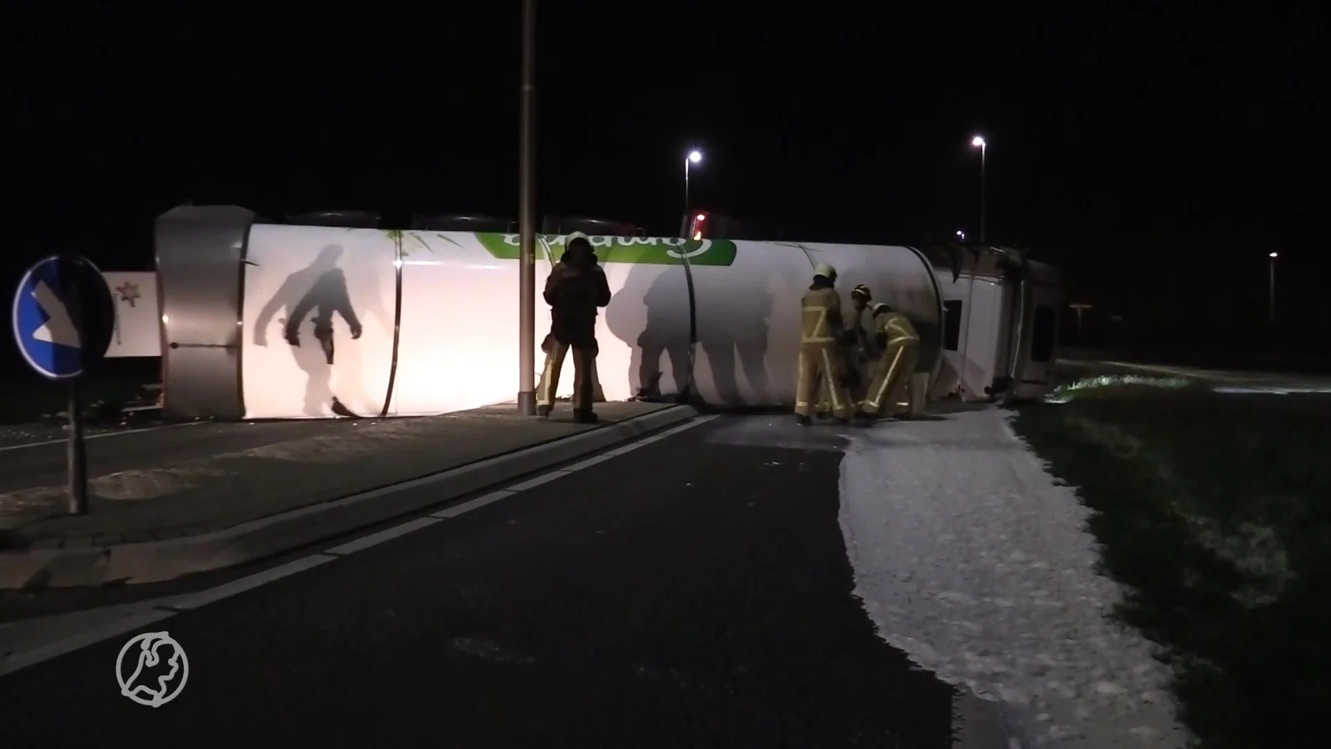 Vrachtwagen gekanteld op N346 bij Delden, weg overspoeld met ...