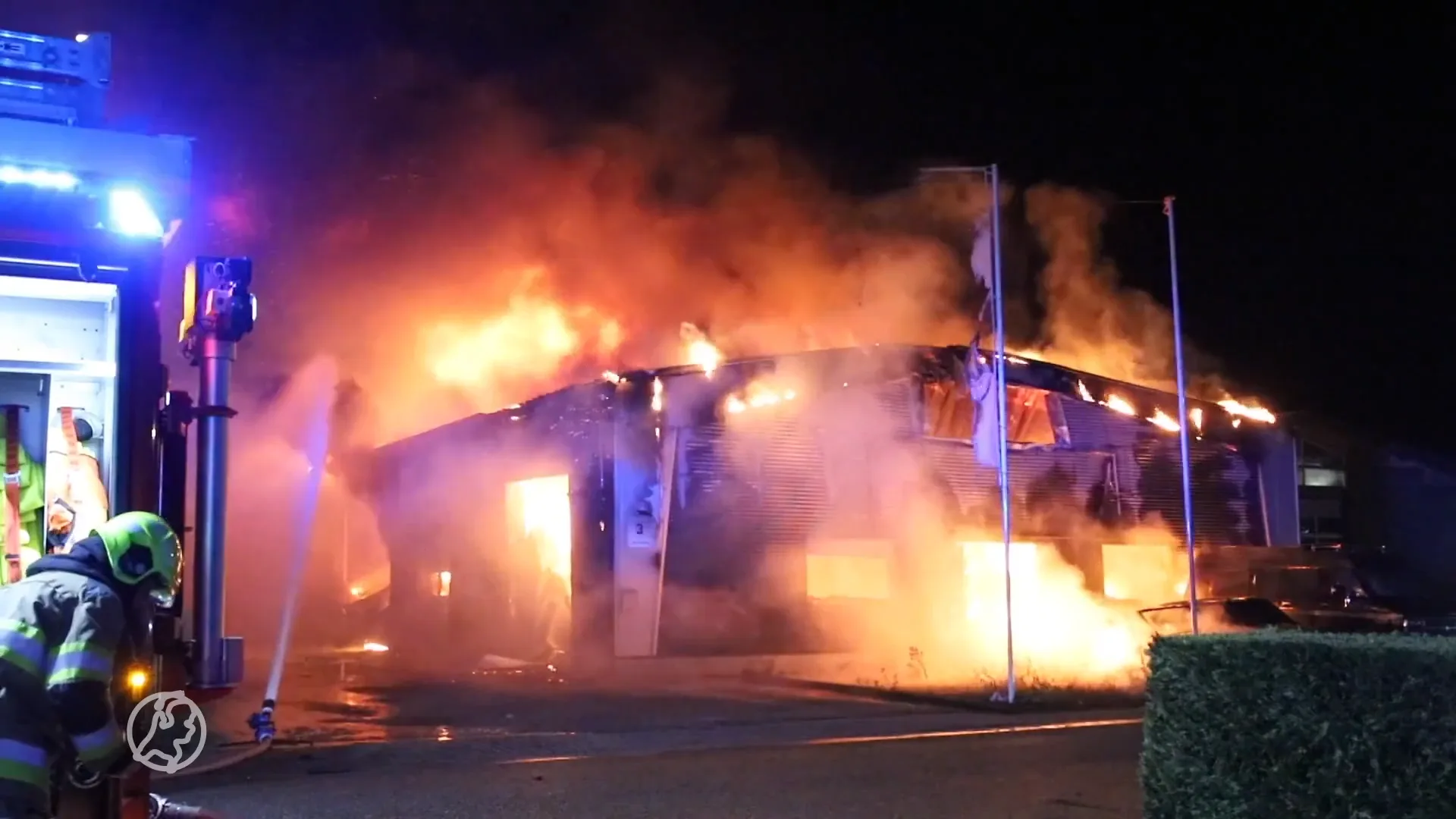 Enorme brand bij bedrijfsverzamelgebouw in Tiel