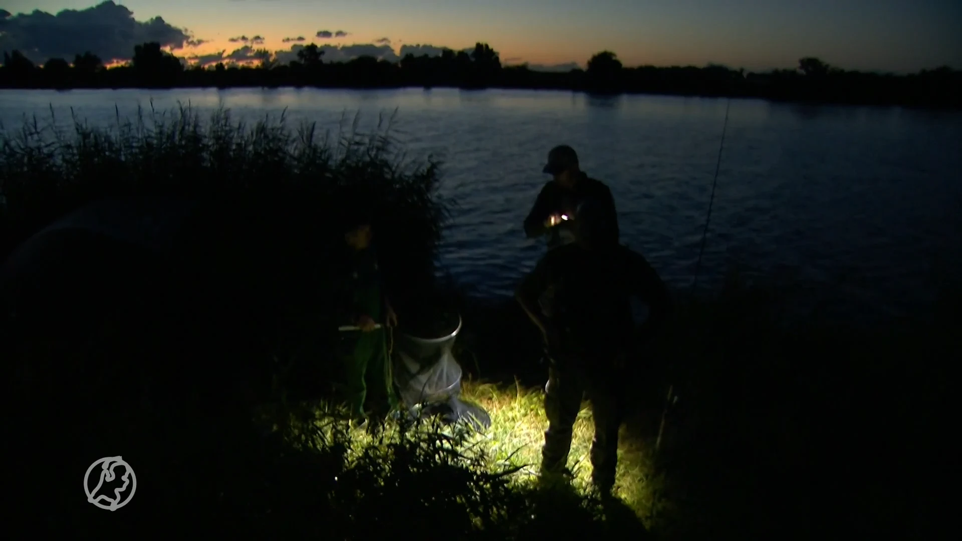 Nachtvissen wordt steeds populairder, maar maak van je visplek géén camping