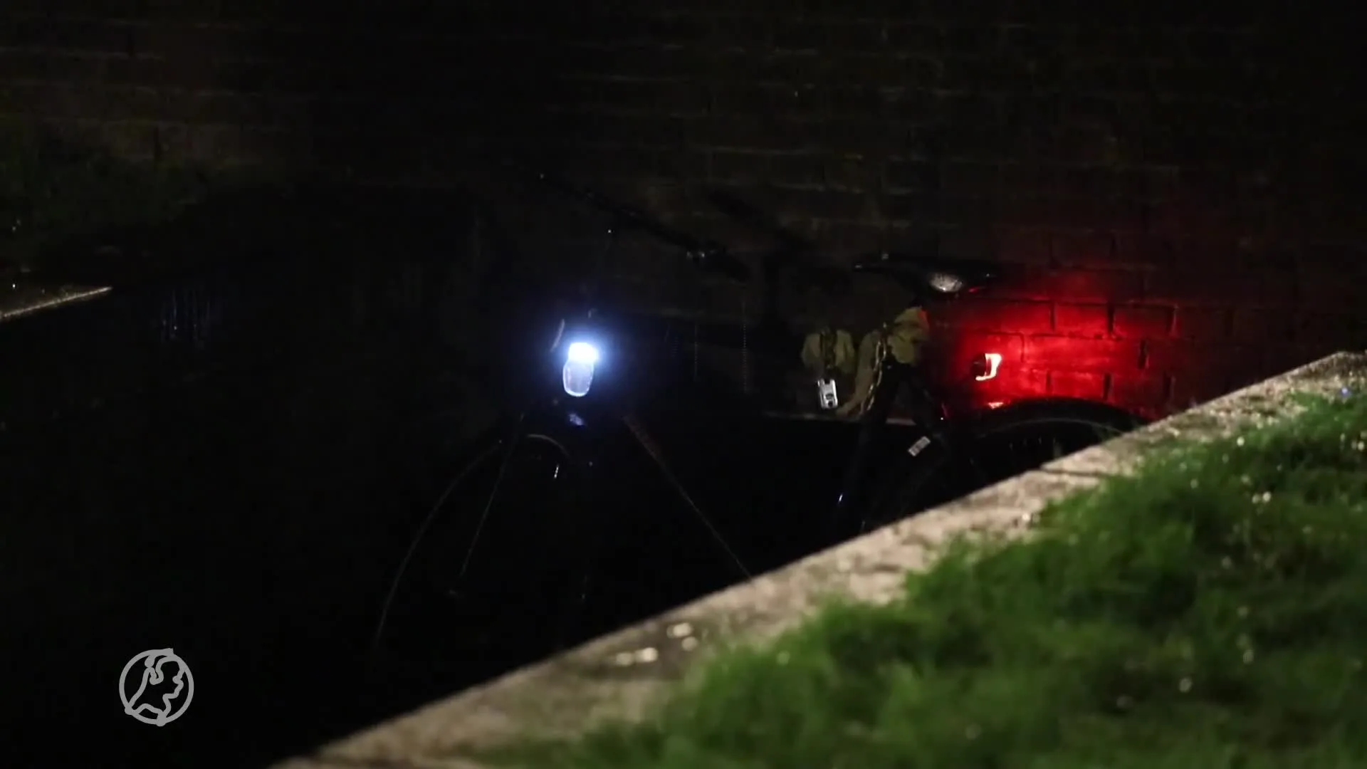 Fietser (52) overleden na val in het water in centrum van Apeldoorn