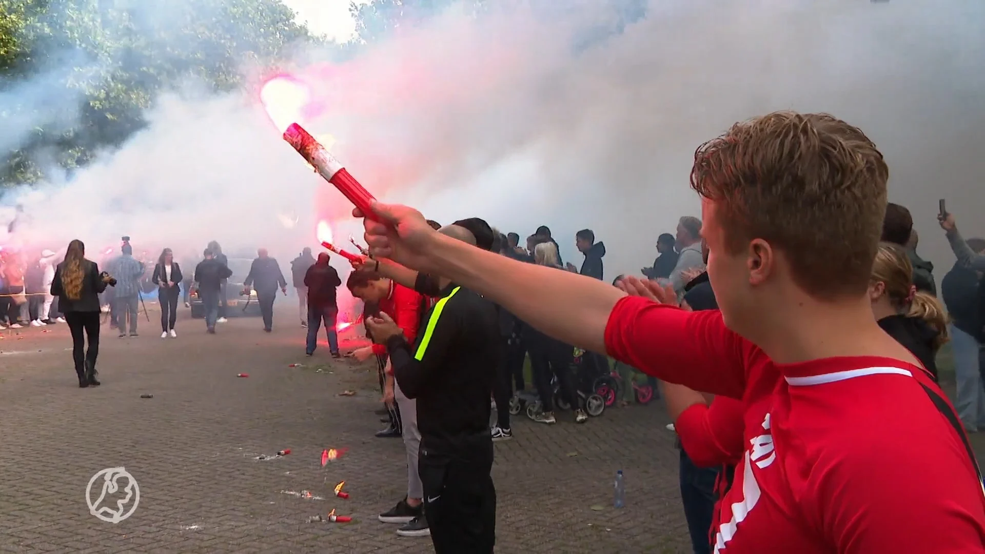 Indrukwekkende erehaag voor verongelukte voetbalbroertjes Isay (18) en Noah (16)