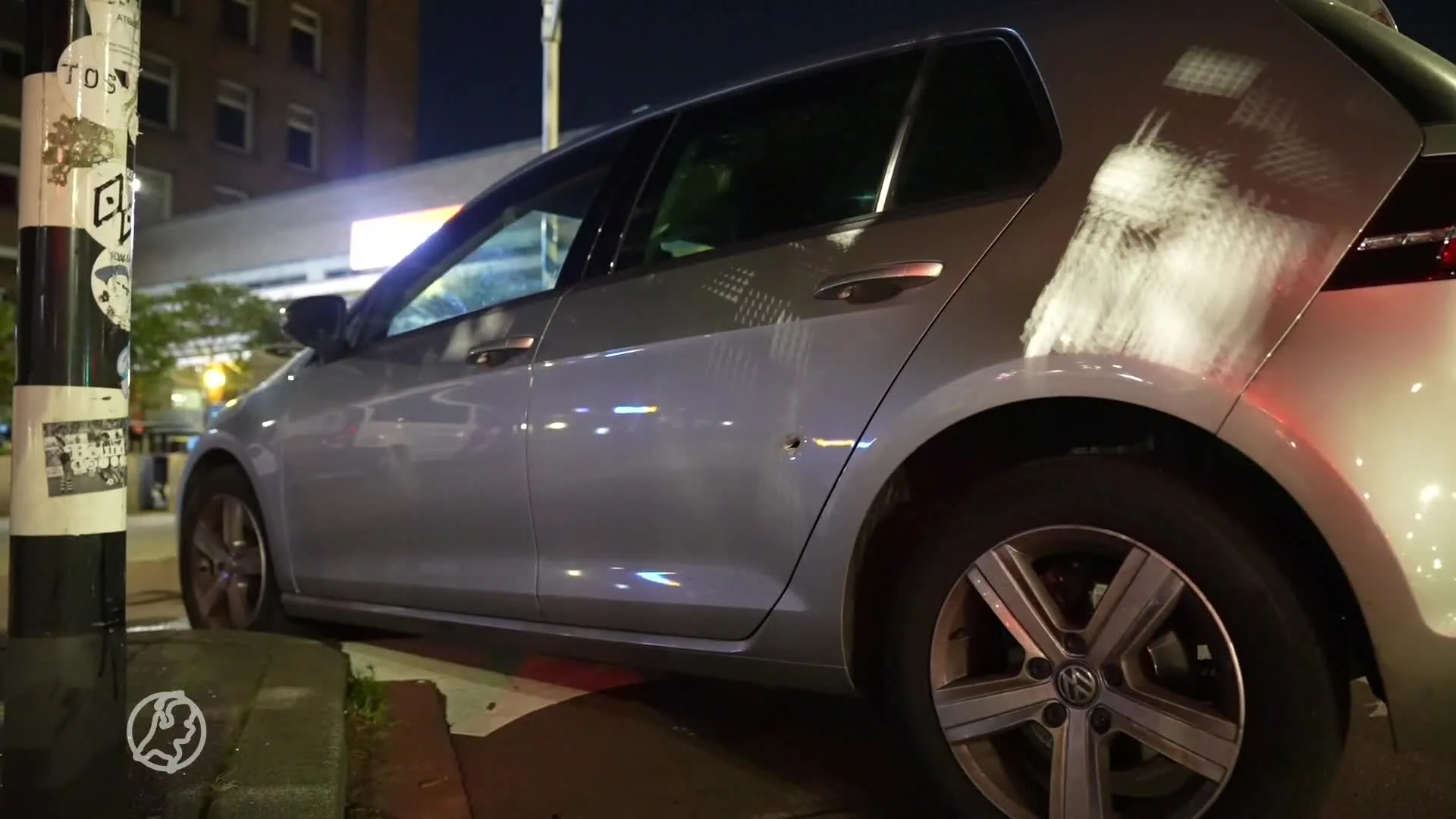 Auto beschoten in Rotterdam, bestuurder botst van schrik tegen lantaarnpaal