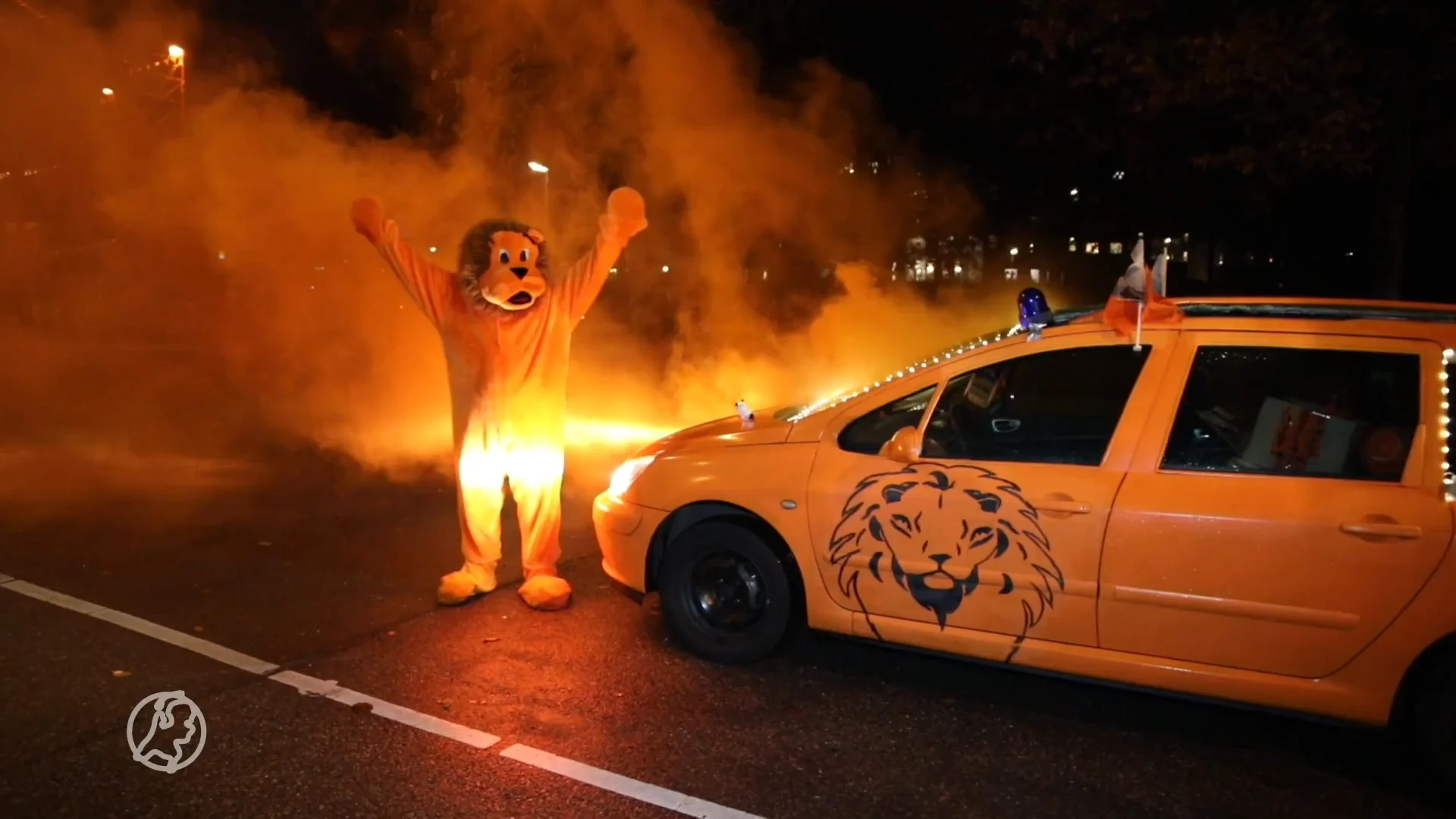Feest op Oranjerotonde in Apeldoorn na winst Nederland