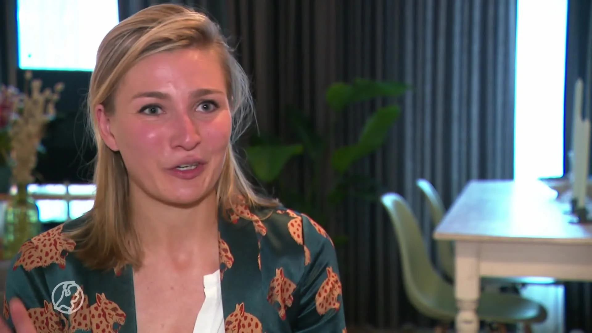 Stephanie komt er pas op vliegveld achter dat ze tóch een PCR...