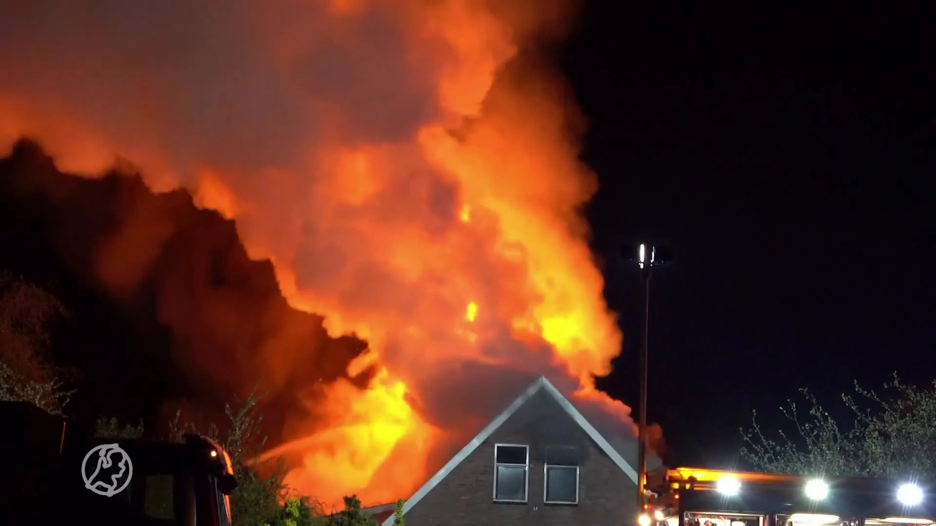 Grote uitslaande brand bij woonboerderij Huis ter Heide