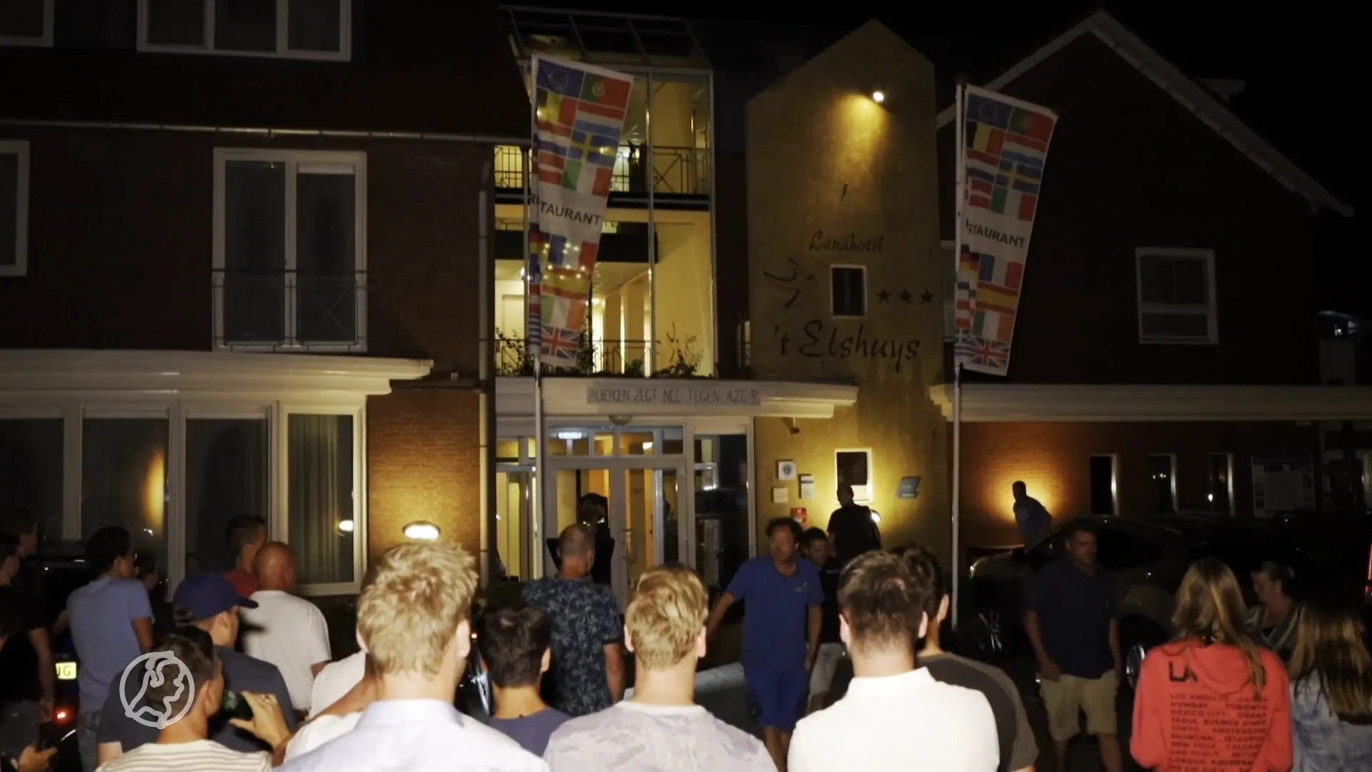 Honderden boze mensen voor hotel Albergen waar asielzoekers moeten komen