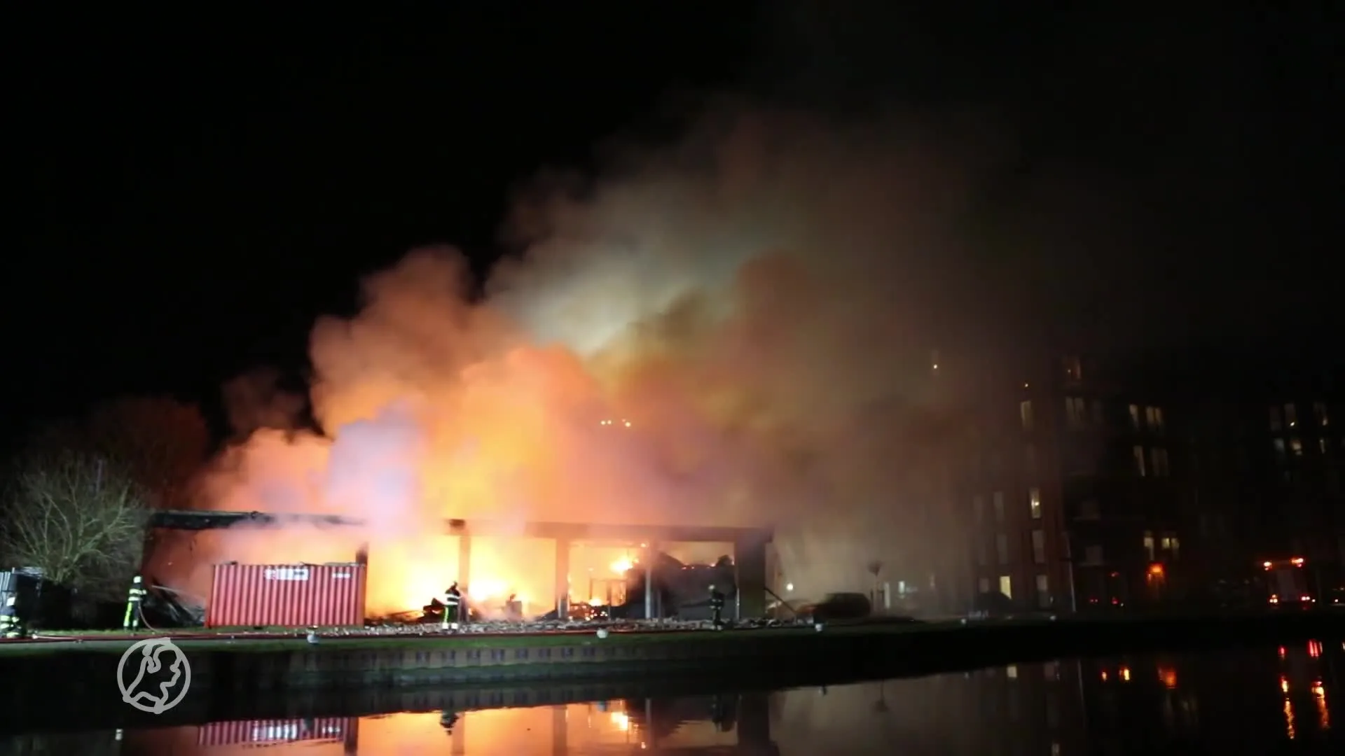 Felle uitslaande brand legt kringloopwinkel Dokkum in de as