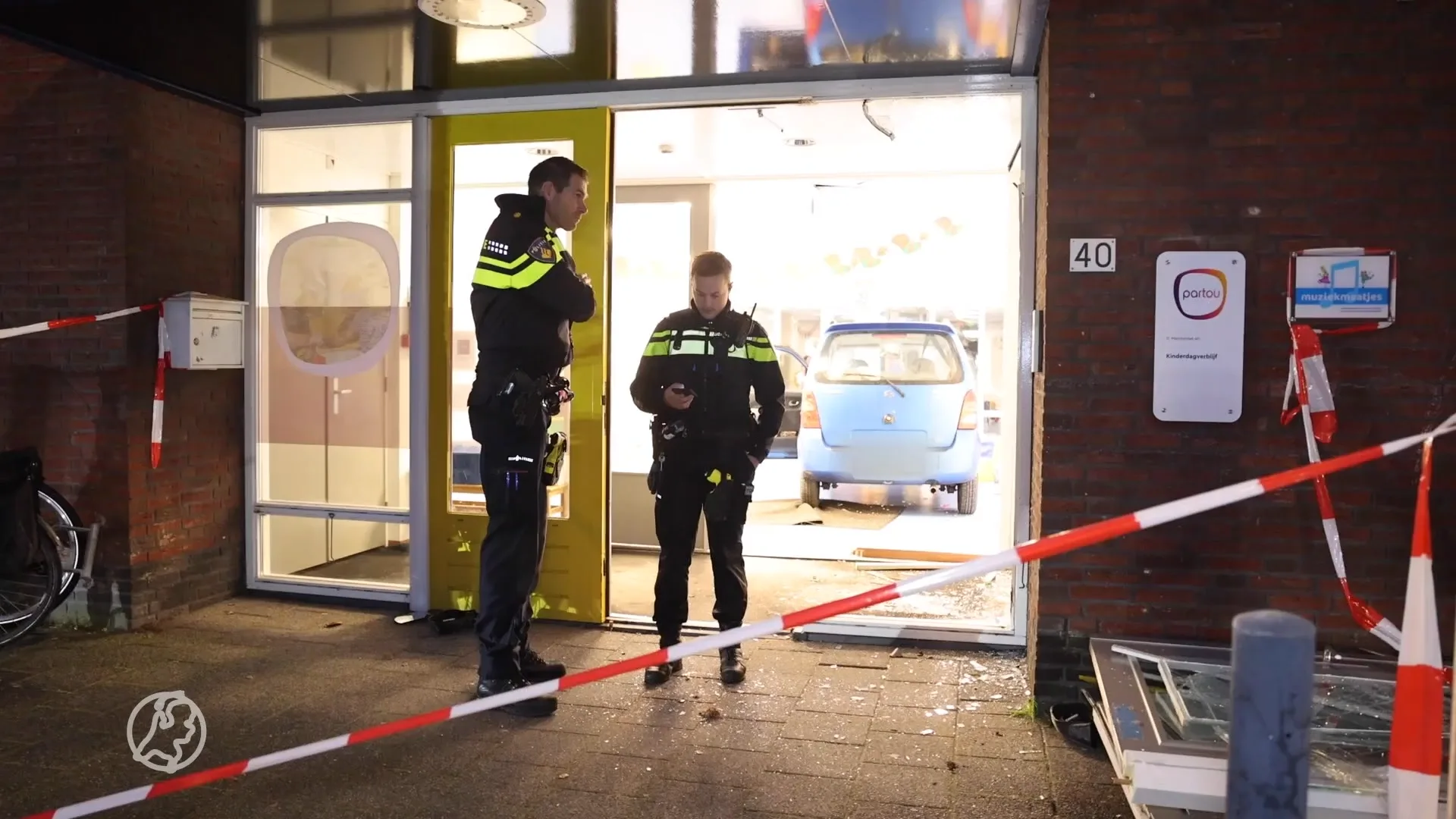 Auto rijdt kinderdagverblijf binnen in Velserbroek