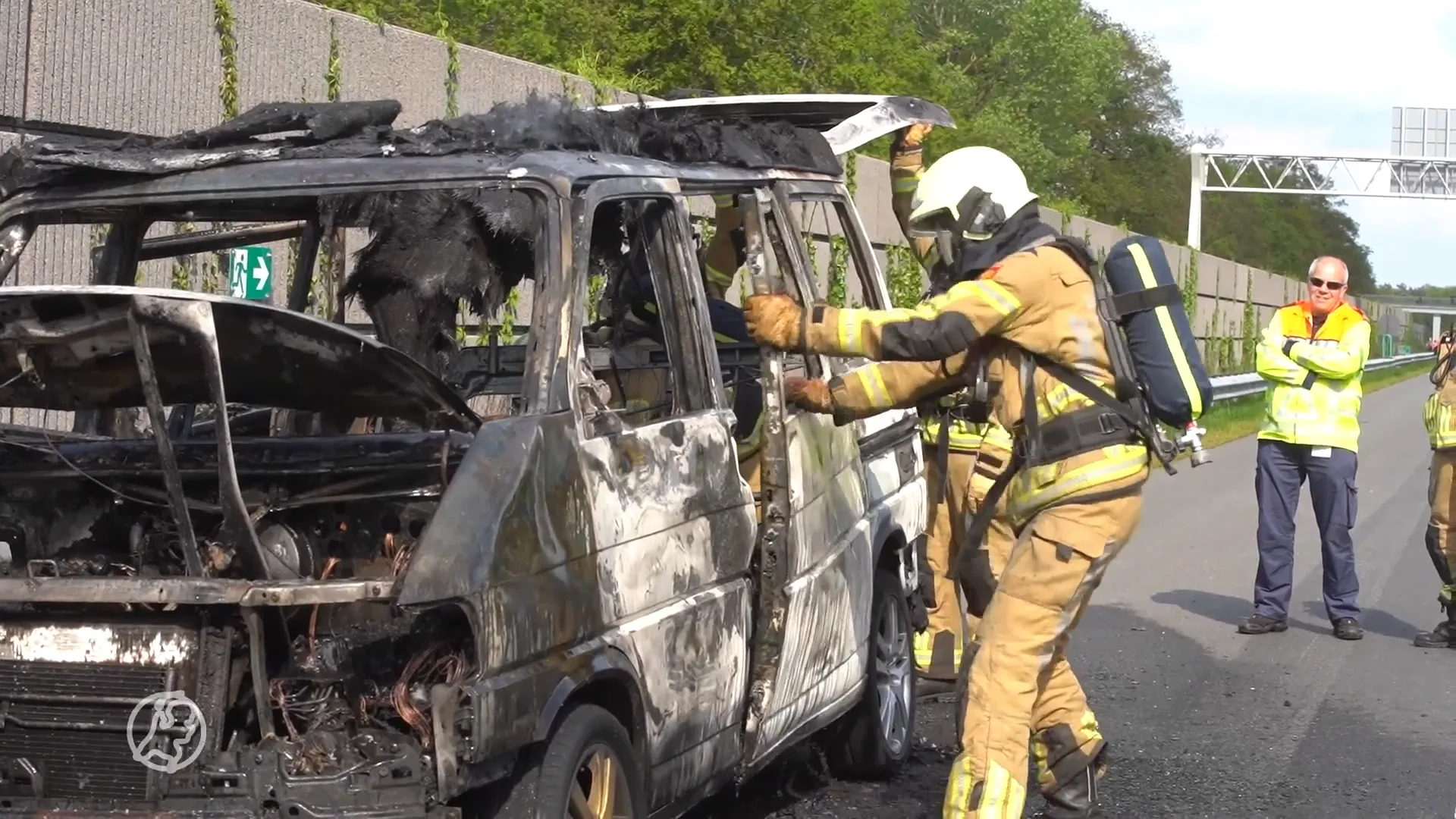 Camperbusje Duitse toeristen brandt uit
