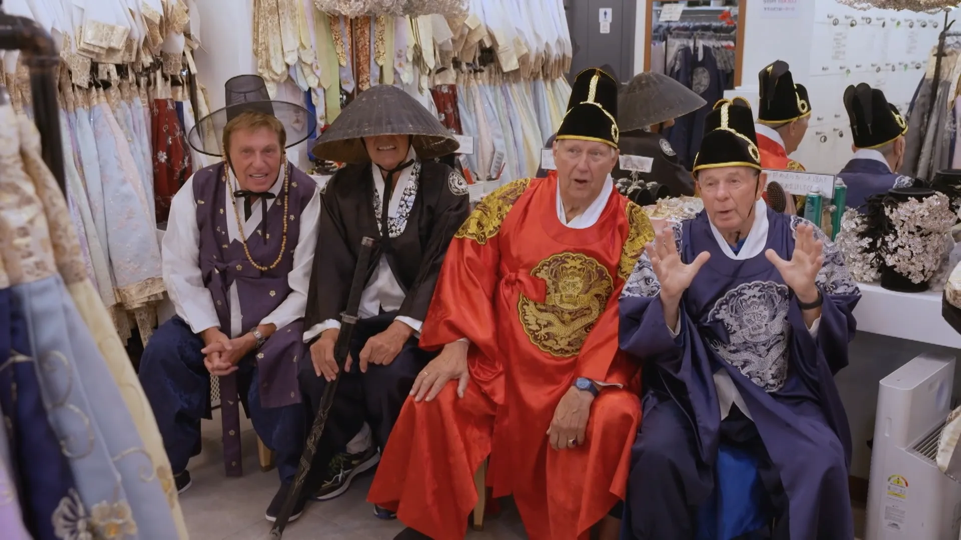 TV-iconen hullen zich in TRADITIONELE KLEDIJ