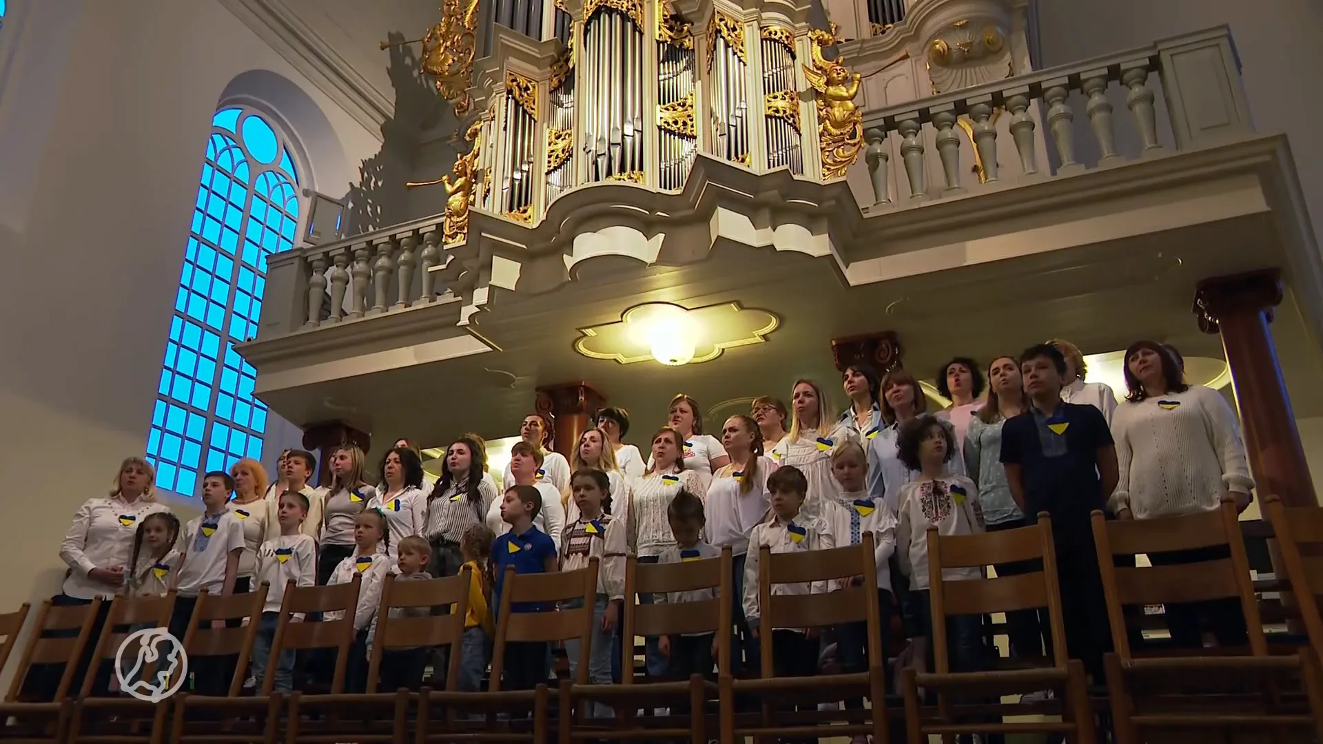 Oekraïners zingen voor de vrede tijdens de dodenherdenking: 'Zo uitten wij onze pijn'