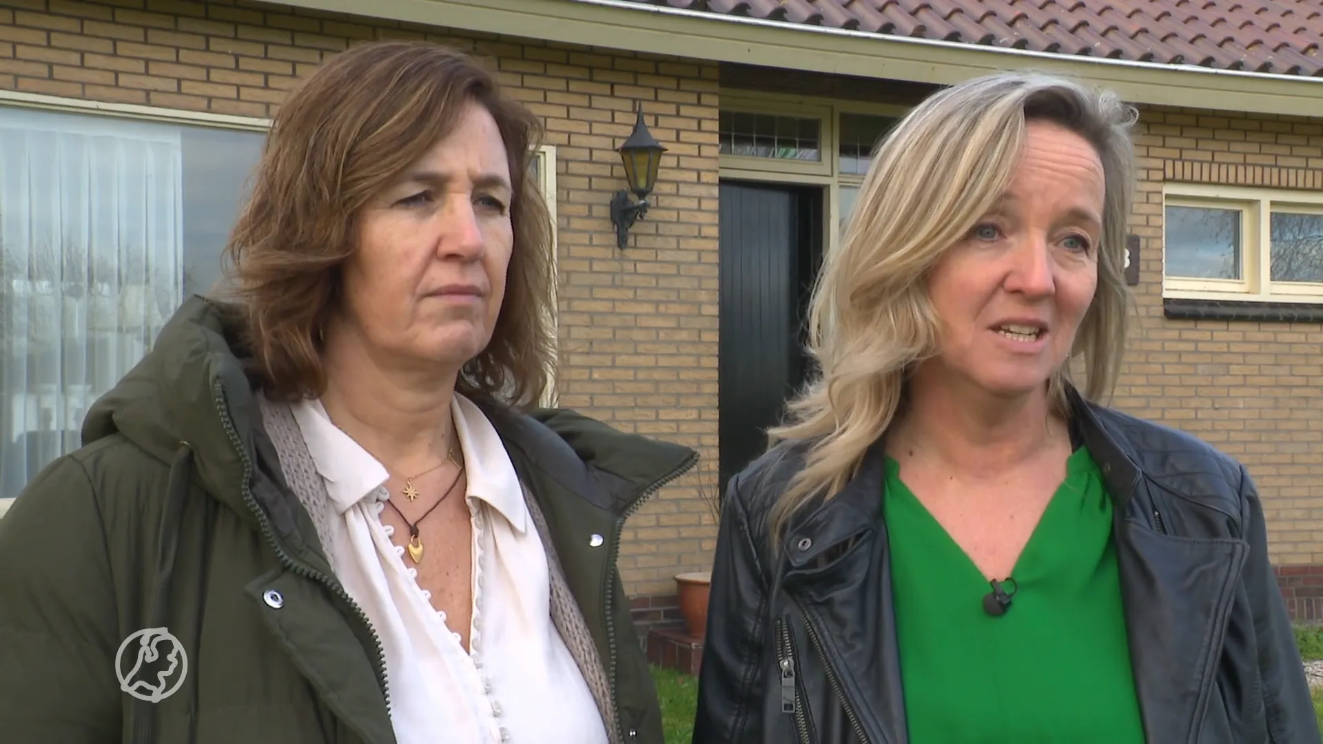 Zussen erven bedrijfswoning en staan met de rug tegen de muur