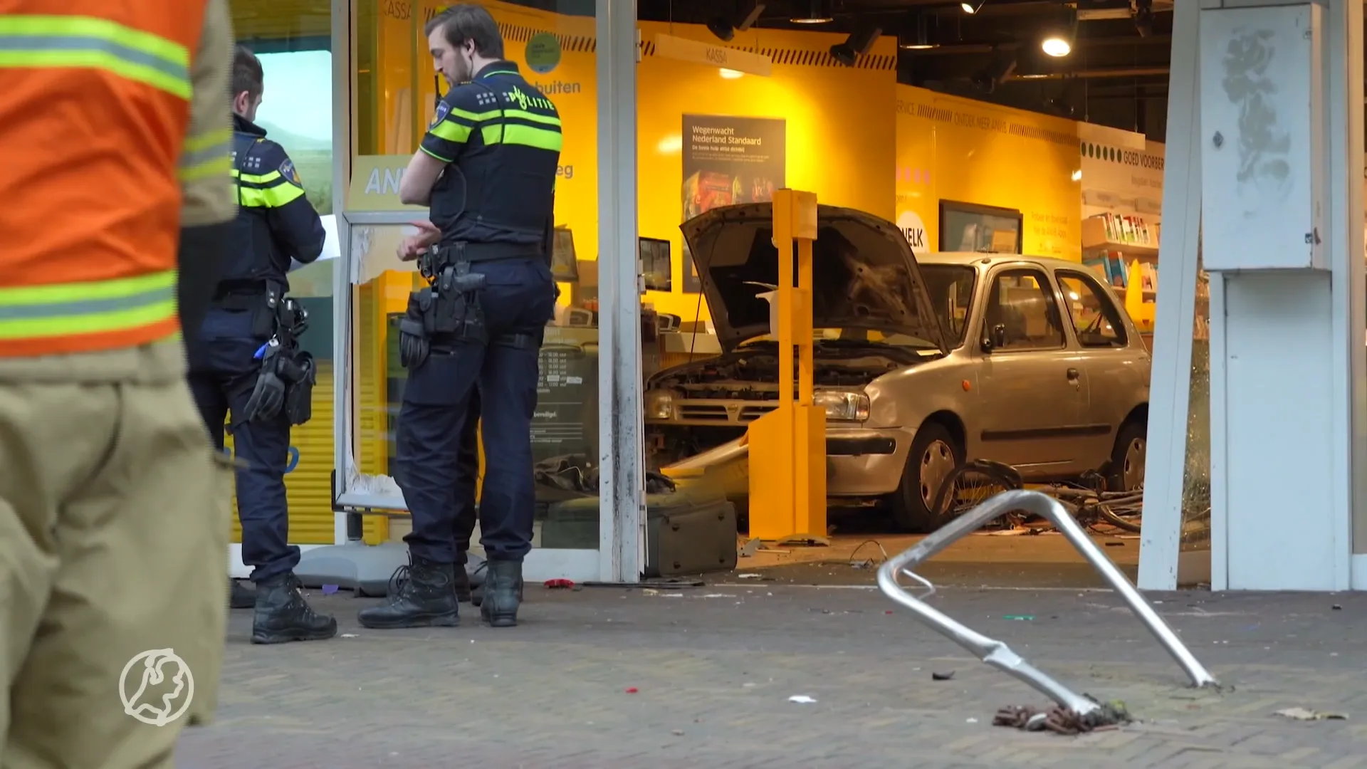 Auto rijdt ANWB-winkel binnen in Zeist, meerdere gewonden
