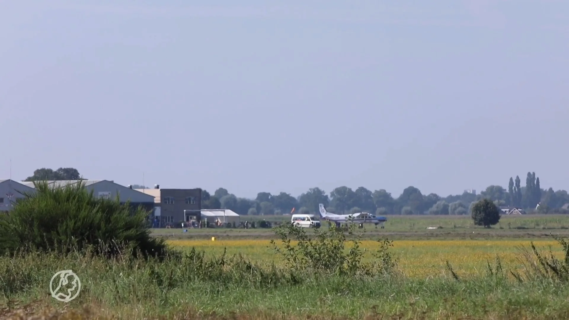 Parachutiste (30) gewond bij harde landing in weiland