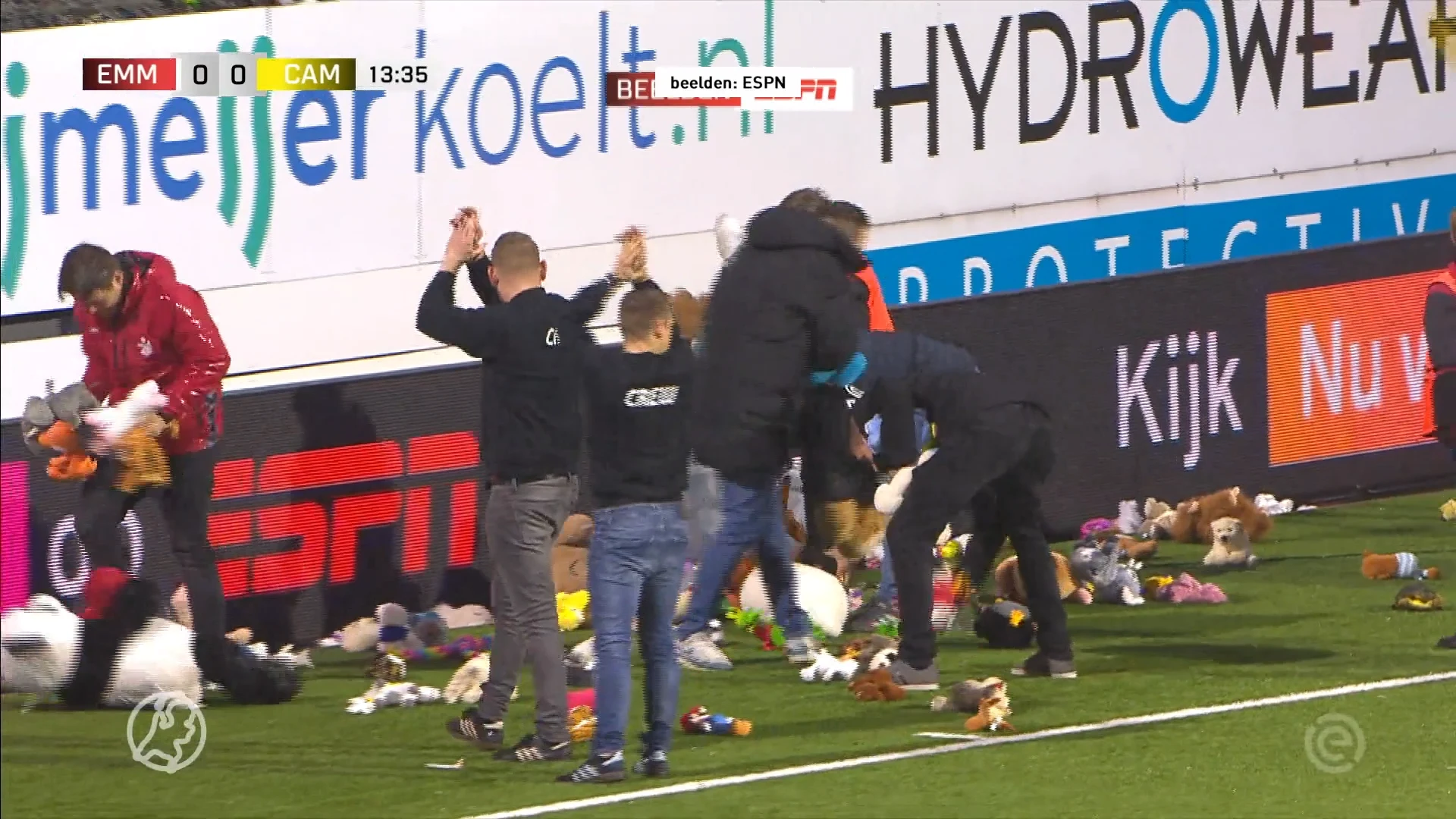 Cambuur-supporters gooien massaal knuffels op voetbalveld om fan die dochter verloor te steunen