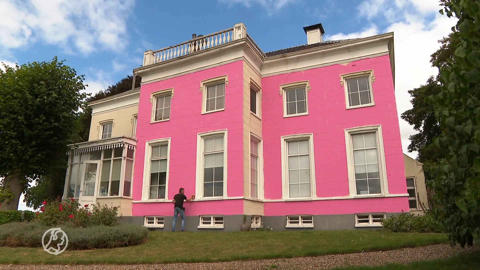 Gronings stel verft monumentale villa knalroze vanwege aardbevingsschade